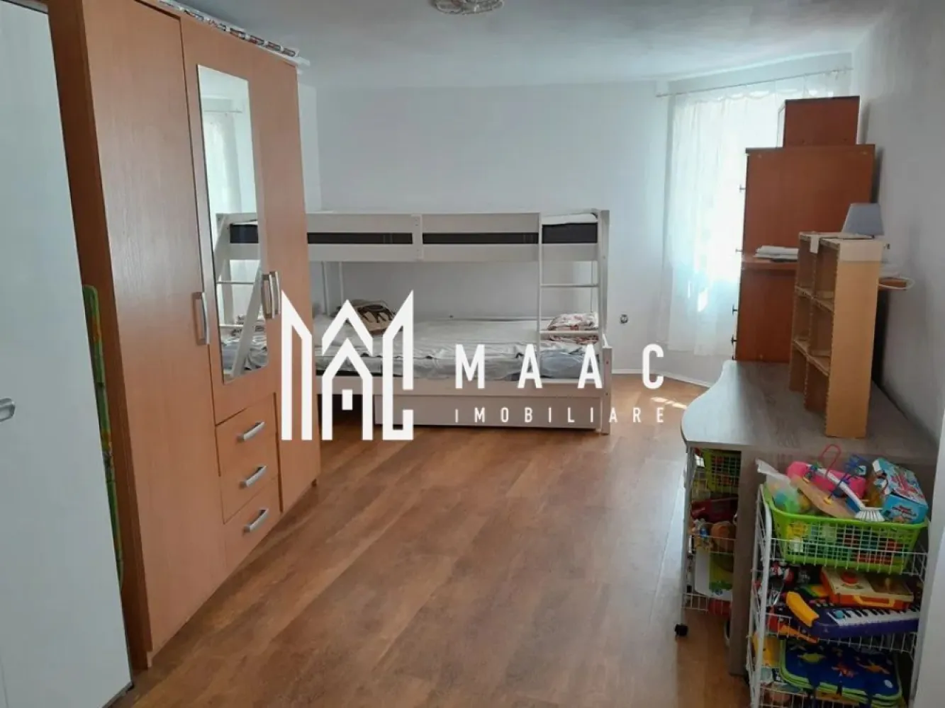 Apartament 3 camere | 73 MP | Decomandat | Mobilat | Central - MAAC Imobiliare va prezinta un apartament la casă, 3 camere semidecomandat, zona Centrala, Sibiu.

Localizare și vecinătăți:
Situat in zona Bulevardului Victoriei și la câțiva pași de centrul Sibiului.
Zona oferă acces facil la toate facilitățile necesare: magazine, școli, parcuri și stații de autobuz.

Caracteristici generale:
Apartament la casă cu 3 camere, semidecomandat, situat la demisolul unei clădiri cu 1 etaj și pod deasupra.
Suprafață utilă totală: 73 mp.
Deține cota parte de 22% din curte, pod și beci.
Clădirea a fost complet renovată în ultimii ani: acoperiș nou, poartă nouă, sistem de canalizare modernizat, curte cu pavaj nou.

Compartimentare și dotări interioare:
3 camere spațioase și luminoase, ideale pentru locuit sau activități comerciale.
Bucătărie separată.
Baie complet renovată și debara pentru depozitare suplimentară.
Apartamentul a fost renovat complet în interior acum 2 ani și dispune de încălzire în pardoseală.

Caracteristici unice:
Apartamentul include un seif vechi, funcțional, extrem de solid, integrat în structura de rezistență a clădirii.
Potențial pentru activități comerciale datorită locației excelente și compartimentării flexibile.

Stare și îmbunătățiri:
Fațada întregii clădiri a fost renovată complet anul acesta, asigurând un aspect modern și îngrijit.
Încălzirea în pardoseală și renovările recente oferă un nivel ridicat de confort și eficiență energetică.

Curte comună:
În curtea comună sunt în total 5 apartamente.
Apartamentul deține o cotă parte de 22%, oferind acces la curte, pod și beci, ideale pentru depozitare suplimentară.

Avantaje ale locației:
Zona este foarte bine conectată, având toate facilitățile esențiale la îndemână.

Pentru mai multe detalii precizati telefonic ca ati vazut anuntul cu ID: CP2115200