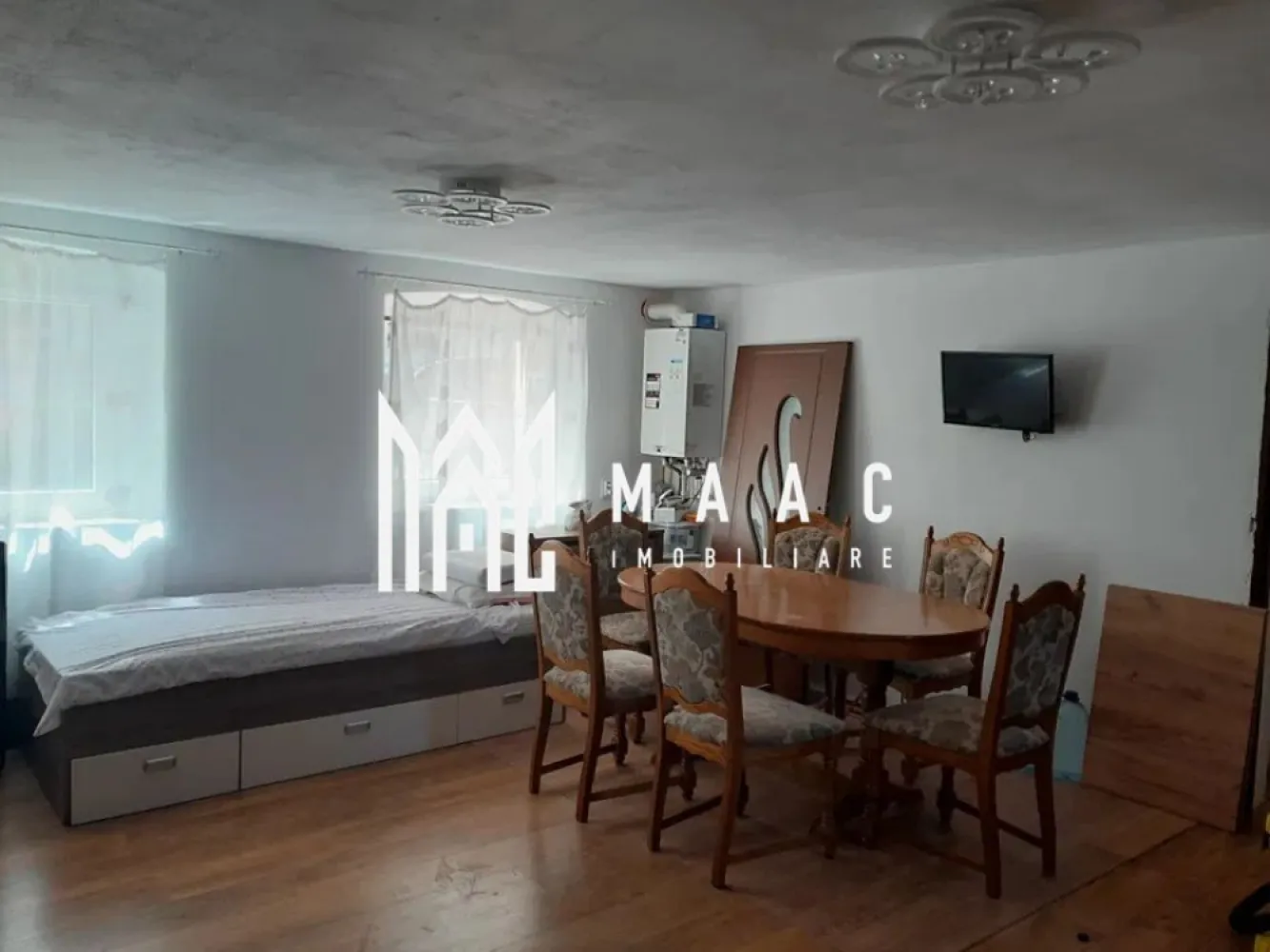 Apartament 3 camere | 73 MP | Decomandat | Mobilat | Central - MAAC Imobiliare va prezinta un apartament la casă, 3 camere semidecomandat, zona Centrala, Sibiu.

Localizare și vecinătăți:
Situat in zona Bulevardului Victoriei și la câțiva pași de centrul Sibiului.
Zona oferă acces facil la toate facilitățile necesare: magazine, școli, parcuri și stații de autobuz.

Caracteristici generale:
Apartament la casă cu 3 camere, semidecomandat, situat la demisolul unei clădiri cu 1 etaj și pod deasupra.
Suprafață utilă totală: 73 mp.
Deține cota parte de 22% din curte, pod și beci.
Clădirea a fost complet renovată în ultimii ani: acoperiș nou, poartă nouă, sistem de canalizare modernizat, curte cu pavaj nou.

Compartimentare și dotări interioare:
3 camere spațioase și luminoase, ideale pentru locuit sau activități comerciale.
Bucătărie separată.
Baie complet renovată și debara pentru depozitare suplimentară.
Apartamentul a fost renovat complet în interior acum 2 ani și dispune de încălzire în pardoseală.

Caracteristici unice:
Apartamentul include un seif vechi, funcțional, extrem de solid, integrat în structura de rezistență a clădirii.
Potențial pentru activități comerciale datorită locației excelente și compartimentării flexibile.

Stare și îmbunătățiri:
Fațada întregii clădiri a fost renovată complet anul acesta, asigurând un aspect modern și îngrijit.
Încălzirea în pardoseală și renovările recente oferă un nivel ridicat de confort și eficiență energetică.

Curte comună:
În curtea comună sunt în total 5 apartamente.
Apartamentul deține o cotă parte de 22%, oferind acces la curte, pod și beci, ideale pentru depozitare suplimentară.

Avantaje ale locației:
Zona este foarte bine conectată, având toate facilitățile esențiale la îndemână.

Pentru mai multe detalii precizati telefonic ca ati vazut anuntul cu ID: CP2115200