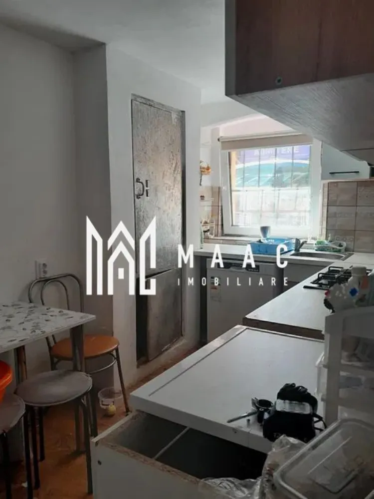 Apartament 3 camere | 73 MP | Decomandat | Mobilat | Central - MAAC Imobiliare va prezinta un apartament la casă, 3 camere semidecomandat, zona Centrala, Sibiu.

Localizare și vecinătăți:
Situat in zona Bulevardului Victoriei și la câțiva pași de centrul Sibiului.
Zona oferă acces facil la toate facilitățile necesare: magazine, școli, parcuri și stații de autobuz.

Caracteristici generale:
Apartament la casă cu 3 camere, semidecomandat, situat la demisolul unei clădiri cu 1 etaj și pod deasupra.
Suprafață utilă totală: 73 mp.
Deține cota parte de 22% din curte, pod și beci.
Clădirea a fost complet renovată în ultimii ani: acoperiș nou, poartă nouă, sistem de canalizare modernizat, curte cu pavaj nou.

Compartimentare și dotări interioare:
3 camere spațioase și luminoase, ideale pentru locuit sau activități comerciale.
Bucătărie separată.
Baie complet renovată și debara pentru depozitare suplimentară.
Apartamentul a fost renovat complet în interior acum 2 ani și dispune de încălzire în pardoseală.

Caracteristici unice:
Apartamentul include un seif vechi, funcțional, extrem de solid, integrat în structura de rezistență a clădirii.
Potențial pentru activități comerciale datorită locației excelente și compartimentării flexibile.

Stare și îmbunătățiri:
Fațada întregii clădiri a fost renovată complet anul acesta, asigurând un aspect modern și îngrijit.
Încălzirea în pardoseală și renovările recente oferă un nivel ridicat de confort și eficiență energetică.

Curte comună:
În curtea comună sunt în total 5 apartamente.
Apartamentul deține o cotă parte de 22%, oferind acces la curte, pod și beci, ideale pentru depozitare suplimentară.

Avantaje ale locației:
Zona este foarte bine conectată, având toate facilitățile esențiale la îndemână.

Pentru mai multe detalii precizati telefonic ca ati vazut anuntul cu ID: CP2115200