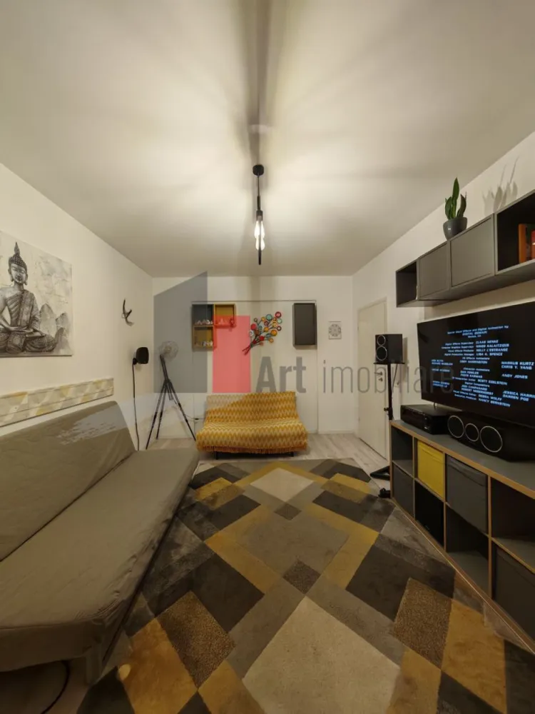 Apartament cu doua camere de vanzare -Pacii-cu centrala-mobilat si utilat - Va propunem, un apartament cu doua camera de vanzare, decomandat, situat in zona Pacii, in complexul Envogue Residence (se intra din bulevardul Iuliu Maniu pe Drumul Rotii-ca punct de reper) , sector 6, cu centrala termica, mobilat si utilat, cu aer conditionat, cu o suprafata de 55 mp, intr-un bloc construit in anul 2020, cu bucatarie utilata si inchisa (cu Frigider-Samsung, masina de spalat-Samsung, cuptor electric +plita pe gaz-Fornelli), 2 TV SAMSUNG de 165 cm, 2 Sisteme audio cu receiver DENON si boxe KEF, cu balcon mare inchis, la o distanta de 20 minute de metrou Preciziei. Se poate vinde mobilat sau nu. Orientare pe Sud, avem soare intre 9-14. Actele sunt la zi, gata de mutare! In zona (in incinta blocului) gasim locuri de joaca pentru copii, parc, la cateva minute mai gasim, supermarketuri Aushan, Penny, Mega Image, Froo, statie de autobuz aproape de bloc!