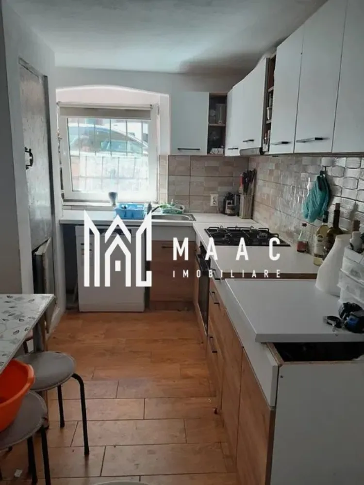 Apartament 3 camere | 73 MP | Decomandat | Mobilat | Central - MAAC Imobiliare va prezinta un apartament la casă, 3 camere semidecomandat, zona Centrala, Sibiu.

Localizare și vecinătăți:
Situat in zona Bulevardului Victoriei și la câțiva pași de centrul Sibiului.
Zona oferă acces facil la toate facilitățile necesare: magazine, școli, parcuri și stații de autobuz.

Caracteristici generale:
Apartament la casă cu 3 camere, semidecomandat, situat la demisolul unei clădiri cu 1 etaj și pod deasupra.
Suprafață utilă totală: 73 mp.
Deține cota parte de 22% din curte, pod și beci.
Clădirea a fost complet renovată în ultimii ani: acoperiș nou, poartă nouă, sistem de canalizare modernizat, curte cu pavaj nou.

Compartimentare și dotări interioare:
3 camere spațioase și luminoase, ideale pentru locuit sau activități comerciale.
Bucătărie separată.
Baie complet renovată și debara pentru depozitare suplimentară.
Apartamentul a fost renovat complet în interior acum 2 ani și dispune de încălzire în pardoseală.

Caracteristici unice:
Apartamentul include un seif vechi, funcțional, extrem de solid, integrat în structura de rezistență a clădirii.
Potențial pentru activități comerciale datorită locației excelente și compartimentării flexibile.

Stare și îmbunătățiri:
Fațada întregii clădiri a fost renovată complet anul acesta, asigurând un aspect modern și îngrijit.
Încălzirea în pardoseală și renovările recente oferă un nivel ridicat de confort și eficiență energetică.

Curte comună:
În curtea comună sunt în total 5 apartamente.
Apartamentul deține o cotă parte de 22%, oferind acces la curte, pod și beci, ideale pentru depozitare suplimentară.

Avantaje ale locației:
Zona este foarte bine conectată, având toate facilitățile esențiale la îndemână.

Pentru mai multe detalii precizati telefonic ca ati vazut anuntul cu ID: CP2115200
