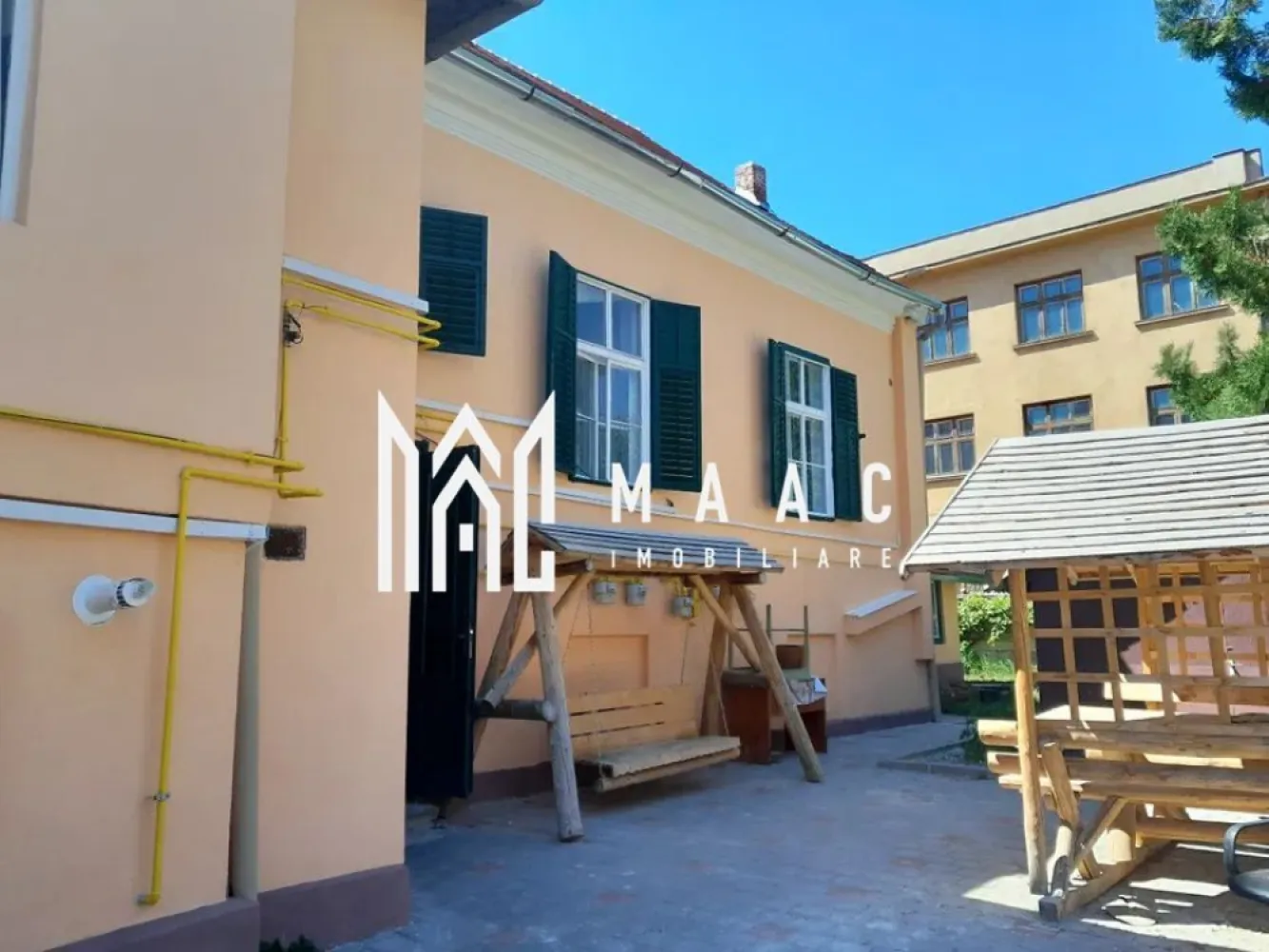 Apartament 3 camere | 73 MP | Decomandat | Mobilat | Central - MAAC Imobiliare va prezinta un apartament la casă, 3 camere semidecomandat, zona Centrala, Sibiu.

Localizare și vecinătăți:
Situat in zona Bulevardului Victoriei și la câțiva pași de centrul Sibiului.
Zona oferă acces facil la toate facilitățile necesare: magazine, școli, parcuri și stații de autobuz.

Caracteristici generale:
Apartament la casă cu 3 camere, semidecomandat, situat la demisolul unei clădiri cu 1 etaj și pod deasupra.
Suprafață utilă totală: 73 mp.
Deține cota parte de 22% din curte, pod și beci.
Clădirea a fost complet renovată în ultimii ani: acoperiș nou, poartă nouă, sistem de canalizare modernizat, curte cu pavaj nou.

Compartimentare și dotări interioare:
3 camere spațioase și luminoase, ideale pentru locuit sau activități comerciale.
Bucătărie separată.
Baie complet renovată și debara pentru depozitare suplimentară.
Apartamentul a fost renovat complet în interior acum 2 ani și dispune de încălzire în pardoseală.

Caracteristici unice:
Apartamentul include un seif vechi, funcțional, extrem de solid, integrat în structura de rezistență a clădirii.
Potențial pentru activități comerciale datorită locației excelente și compartimentării flexibile.

Stare și îmbunătățiri:
Fațada întregii clădiri a fost renovată complet anul acesta, asigurând un aspect modern și îngrijit.
Încălzirea în pardoseală și renovările recente oferă un nivel ridicat de confort și eficiență energetică.

Curte comună:
În curtea comună sunt în total 5 apartamente.
Apartamentul deține o cotă parte de 22%, oferind acces la curte, pod și beci, ideale pentru depozitare suplimentară.

Avantaje ale locației:
Zona este foarte bine conectată, având toate facilitățile esențiale la îndemână.

Pentru mai multe detalii precizati telefonic ca ati vazut anuntul cu ID: CP2115200