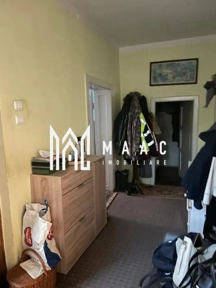 Casa cu 2 camere | Curte | Zona Terezian - MAAC Imobiliare vă propune spre vânzare o casă individuală situată în Sibiu, zona Obor, amplasată pe un teren de 450 mp, ideală pentru locuire sau pentru extindere ulterioară, într-o zonă liniștită și bine conectată la facilitățile orașului. Proprietatea are o suprafață utilă de 90 mp și oferă o compartimentare practică, adaptată nevoilor unei familii.

Locuința este compusă din:
-2 camere decomandate
-hol
-bucătărie
-baie cu fereastră pentru aerisire
-cămară cu acces către pod
-pivniță situată sub jumătate din construcție, cu acces din curte

Pe teren se regăsesc și elemente suplimentare care adaugă valoare proprietății:
-anexă
-fundație existentă pentru construcție de aproximativ 100 mp, oferind posibilitatea extinderii sau dezvoltării unui spațiu suplimentar

Casa este construită din cărămidă, acoperită cu țiglă, bine întreținută și racordată la utilități:
-curent electric
-gaz
-încălzire realizată prin sobe pe gaz

Proprietatea beneficiază de acces facil la mijloace de transport în comun și se află la câteva minute de Prima Shopping Center, oferind un echilibru ideal între liniștea rezidențială și proximitatea față de punctele de interes urban.

Această proprietate reprezintă o oportunitate excelentă pentru cei care își doresc o casă cu teren generos, într-o zonă accesibilă din Sibiu.

Pentru mai multe detalii, vă rugăm să menționați telefonic că ați văzut anunțul cu CP2116691