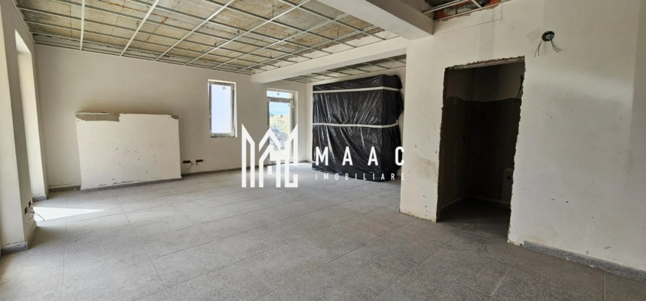Spatiu Comercial | 54 Mp | Zona Calea Surii mici - MAAC IMOBILIARE vă oferă o oportunitate excelentă de închiriere a unui spațiu comercial modern și flexibil, potrivit pentru orice tip de afacere sau pentru amenajarea unui birou de lucru profesionist.

Caracteristici Spațiu:

Suprafață Totală: 54 mp, optimizați inteligent pentru a permite amenajarea personalizată în funcție de nevoile dvs.
Versatilitate: Potrivit pentru o gamă largă de activități comerciale – de la retail, cabinete profesionale, la birouri moderne sau showroom-uri.
Open-Space: Spațiu deschis care poate fi compartimentat după preferințele chiriașului.
Facilități Modernizate: Spațiul este dotat cu toate utilitățile necesare, inclusiv conexiuni la internet de mare viteză și instalații electrice recent modernizate.
Alte Avantaje:

Vizibilitate și Accesibilitate: Spațiul este situat într-o zonă cu trafic intens, având vizibilitate excelentă și acces facil pentru clienți.
Luminozitate Naturală: Ferestre mari ce asigură un flux generos de lumină naturală, creând o atmosferă plăcută și productivă.
Posibilitate de Parcare: Spațiu adiacent pentru clienți sau angajați.

Pentru mai multe detalii precizati telefonic ca ati vazut anuntul cu ID : CP2112633