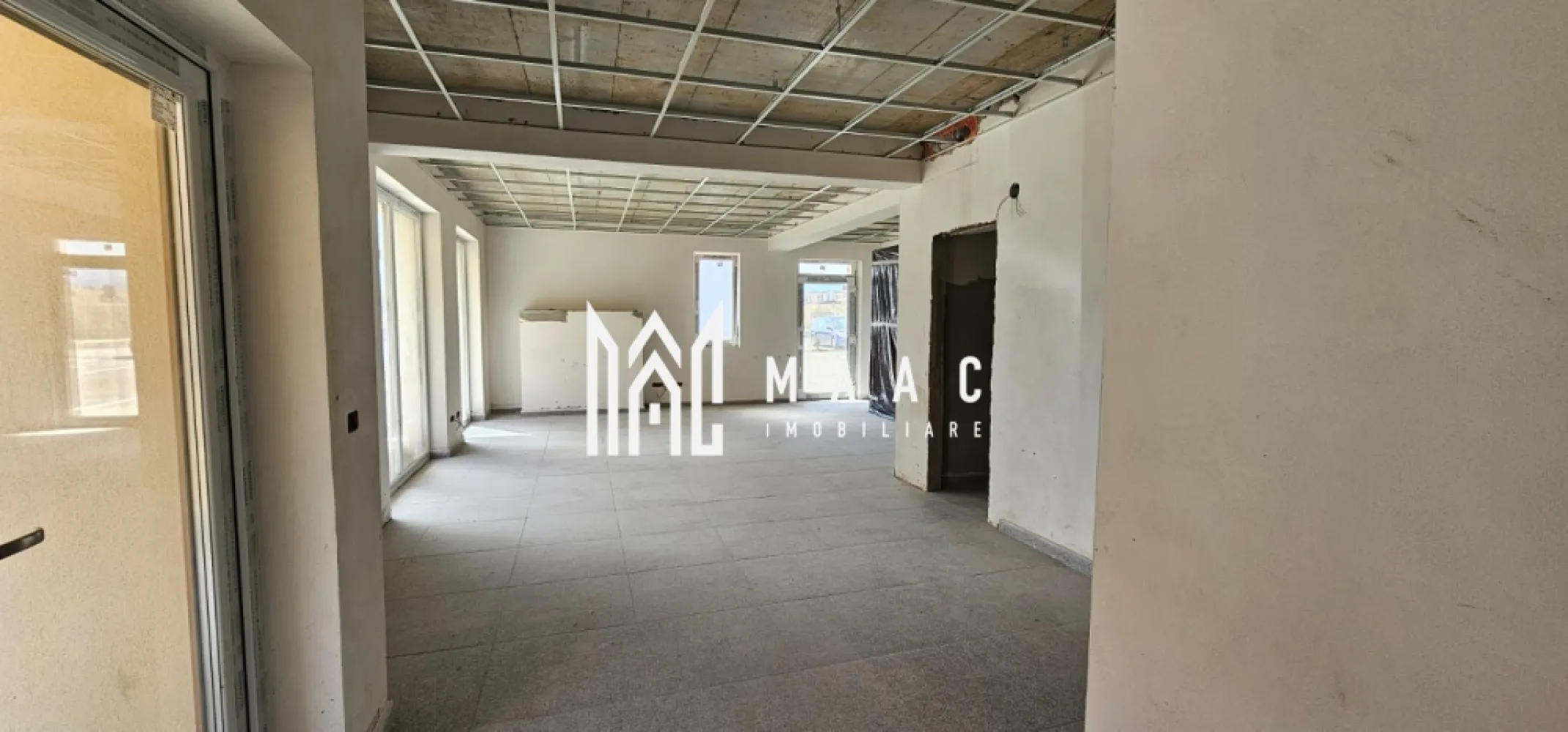 Spatiu Comercial | 54 Mp | Zona Calea Surii mici - MAAC IMOBILIARE vă oferă o oportunitate excelentă de închiriere a unui spațiu comercial modern și flexibil, potrivit pentru orice tip de afacere sau pentru amenajarea unui birou de lucru profesionist.

Caracteristici Spațiu:

Suprafață Totală: 54 mp, optimizați inteligent pentru a permite amenajarea personalizată în funcție de nevoile dvs.
Versatilitate: Potrivit pentru o gamă largă de activități comerciale – de la retail, cabinete profesionale, la birouri moderne sau showroom-uri.
Open-Space: Spațiu deschis care poate fi compartimentat după preferințele chiriașului.
Facilități Modernizate: Spațiul este dotat cu toate utilitățile necesare, inclusiv conexiuni la internet de mare viteză și instalații electrice recent modernizate.
Alte Avantaje:

Vizibilitate și Accesibilitate: Spațiul este situat într-o zonă cu trafic intens, având vizibilitate excelentă și acces facil pentru clienți.
Luminozitate Naturală: Ferestre mari ce asigură un flux generos de lumină naturală, creând o atmosferă plăcută și productivă.
Posibilitate de Parcare: Spațiu adiacent pentru clienți sau angajați.

Pentru mai multe detalii precizati telefonic ca ati vazut anuntul cu ID : CP2112633