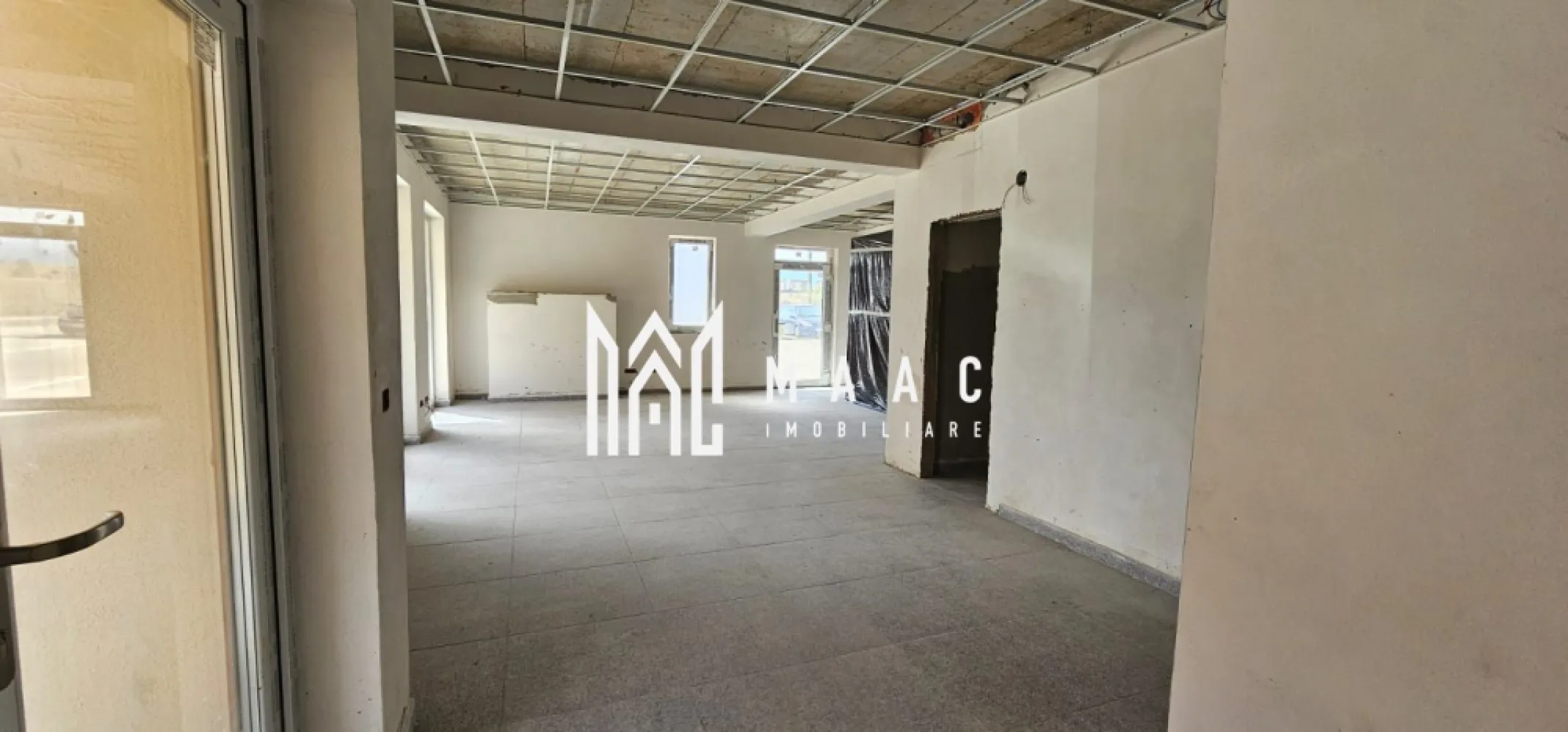 Spatiu Comercial | 54 Mp | Zona Calea Surii mici - MAAC IMOBILIARE vă oferă o oportunitate excelentă de închiriere a unui spațiu comercial modern și flexibil, potrivit pentru orice tip de afacere sau pentru amenajarea unui birou de lucru profesionist.

Caracteristici Spațiu:

Suprafață Totală: 54 mp, optimizați inteligent pentru a permite amenajarea personalizată în funcție de nevoile dvs.
Versatilitate: Potrivit pentru o gamă largă de activități comerciale – de la retail, cabinete profesionale, la birouri moderne sau showroom-uri.
Open-Space: Spațiu deschis care poate fi compartimentat după preferințele chiriașului.
Facilități Modernizate: Spațiul este dotat cu toate utilitățile necesare, inclusiv conexiuni la internet de mare viteză și instalații electrice recent modernizate.
Alte Avantaje:

Vizibilitate și Accesibilitate: Spațiul este situat într-o zonă cu trafic intens, având vizibilitate excelentă și acces facil pentru clienți.
Luminozitate Naturală: Ferestre mari ce asigură un flux generos de lumină naturală, creând o atmosferă plăcută și productivă.
Posibilitate de Parcare: Spațiu adiacent pentru clienți sau angajați.

Pentru mai multe detalii precizati telefonic ca ati vazut anuntul cu ID : CP2112633