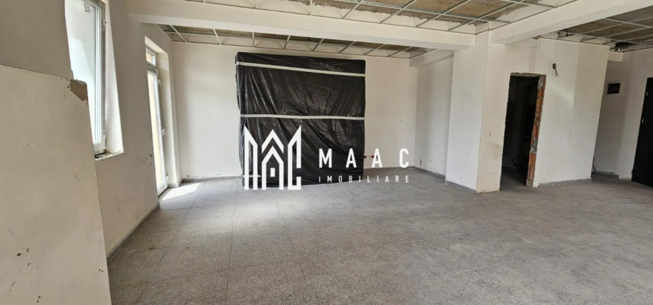 Spatiu Comercial | 54 Mp | Zona Calea Surii mici - MAAC IMOBILIARE vă oferă o oportunitate excelentă de închiriere a unui spațiu comercial modern și flexibil, potrivit pentru orice tip de afacere sau pentru amenajarea unui birou de lucru profesionist.

Caracteristici Spațiu:

Suprafață Totală: 54 mp, optimizați inteligent pentru a permite amenajarea personalizată în funcție de nevoile dvs.
Versatilitate: Potrivit pentru o gamă largă de activități comerciale – de la retail, cabinete profesionale, la birouri moderne sau showroom-uri.
Open-Space: Spațiu deschis care poate fi compartimentat după preferințele chiriașului.
Facilități Modernizate: Spațiul este dotat cu toate utilitățile necesare, inclusiv conexiuni la internet de mare viteză și instalații electrice recent modernizate.
Alte Avantaje:

Vizibilitate și Accesibilitate: Spațiul este situat într-o zonă cu trafic intens, având vizibilitate excelentă și acces facil pentru clienți.
Luminozitate Naturală: Ferestre mari ce asigură un flux generos de lumină naturală, creând o atmosferă plăcută și productivă.
Posibilitate de Parcare: Spațiu adiacent pentru clienți sau angajați.

Pentru mai multe detalii precizati telefonic ca ati vazut anuntul cu ID : CP2112633