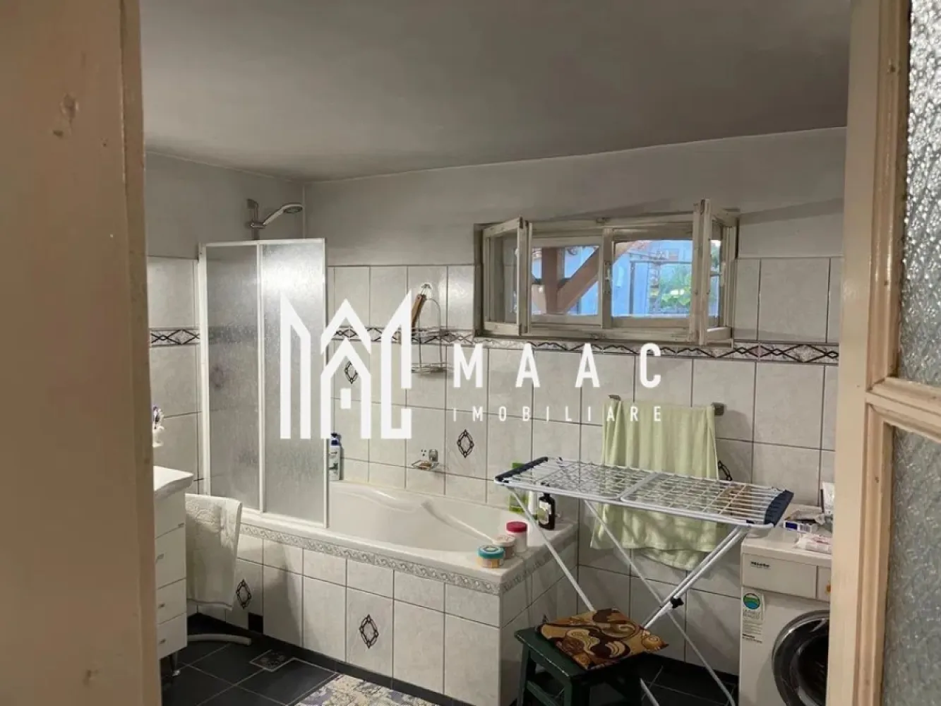 Casa cu 2 camere | Curte | Zona Terezian - MAAC Imobiliare vă propune spre vânzare o casă individuală situată în Sibiu, zona Obor, amplasată pe un teren de 450 mp, ideală pentru locuire sau pentru extindere ulterioară, într-o zonă liniștită și bine conectată la facilitățile orașului. Proprietatea are o suprafață utilă de 90 mp și oferă o compartimentare practică, adaptată nevoilor unei familii.

Locuința este compusă din:
-2 camere decomandate
-hol
-bucătărie
-baie cu fereastră pentru aerisire
-cămară cu acces către pod
-pivniță situată sub jumătate din construcție, cu acces din curte

Pe teren se regăsesc și elemente suplimentare care adaugă valoare proprietății:
-anexă
-fundație existentă pentru construcție de aproximativ 100 mp, oferind posibilitatea extinderii sau dezvoltării unui spațiu suplimentar

Casa este construită din cărămidă, acoperită cu țiglă, bine întreținută și racordată la utilități:
-curent electric
-gaz
-încălzire realizată prin sobe pe gaz

Proprietatea beneficiază de acces facil la mijloace de transport în comun și se află la câteva minute de Prima Shopping Center, oferind un echilibru ideal între liniștea rezidențială și proximitatea față de punctele de interes urban.

Această proprietate reprezintă o oportunitate excelentă pentru cei care își doresc o casă cu teren generos, într-o zonă accesibilă din Sibiu.

Pentru mai multe detalii, vă rugăm să menționați telefonic că ați văzut anunțul cu CP2116691