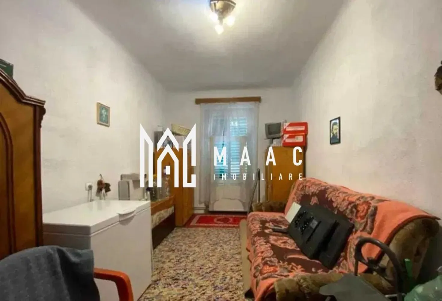 Apartament 4 camere | Etaj 1 | Terasa | Pivnita | Central - MAAC Imobiliare va prezinta un apartament cu 4 camere, etajul 1, zona Centrală Sibiu.

Localizare și structură:
Apartament situat la etajul 1 într-o casă de tip P+1+Pod, în zona centrală a Sibiului.
Suprafață utilă de 128 mp, complet decomandat.

Compartimentare și facilități:
Hol generos la intrare, cu acces direct în fiecare încăpere.
Bucătărie separată.
Două băi:
Baie principală spațioasă.
Baie de serviciu pentru un plus de confort.

Încălzire și elementele de design:
Încălzirea se realizează prin calorifere.
Sobele vechi au fost păstrate, adăugând un plus de caracter și autenticitate.

Spații suplimentare:
Acces la pod, oferind posibilități de depozitare suplimentară sau extindere.
Pivniță de 40 mp, perfectă pentru depozitare sau alte utilizări.

Curte comună:
Curte împărțită între cele trei apartamente din imobil (un apartament la parter, acesta de la etajul 1, și încă unul în spate).

Potrivire ideală:
Ideal pentru locuit datorită spațiului generos și compartimentării funcționale.
Potrivit și pentru investiții, având în vedere amplasarea centrală și potențialul de dezvoltare.

Pentru mai multe informații sau pentru a programa o vizionare, nu ezitați să ne contactați, specificand ID: CP2108478