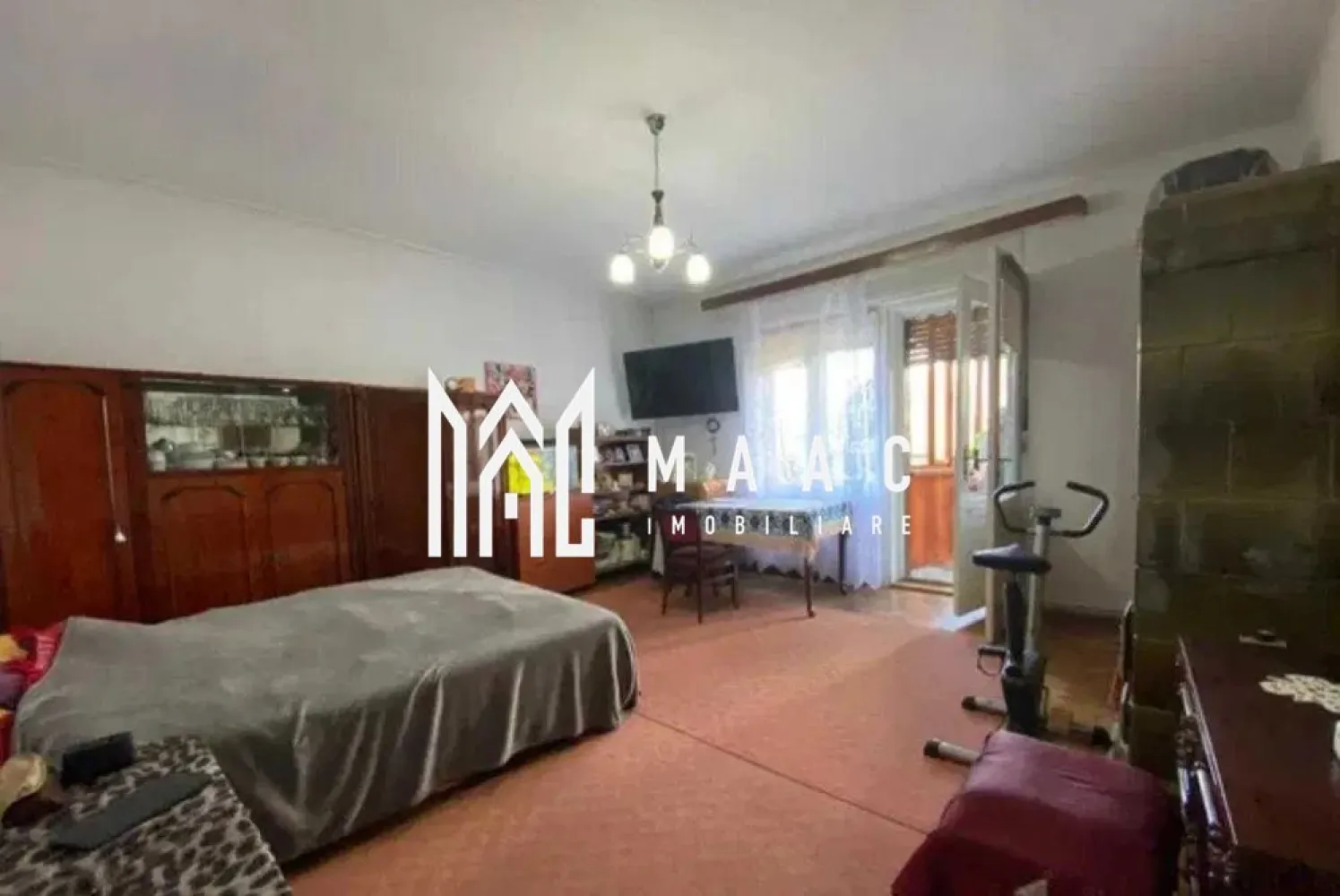 Apartament 4 camere | Etaj 1 | Terasa | Pivnita | Central - MAAC Imobiliare va prezinta un apartament cu 4 camere, etajul 1, zona Centrală Sibiu.

Localizare și structură:
Apartament situat la etajul 1 într-o casă de tip P+1+Pod, în zona centrală a Sibiului.
Suprafață utilă de 128 mp, complet decomandat.

Compartimentare și facilități:
Hol generos la intrare, cu acces direct în fiecare încăpere.
Bucătărie separată.
Două băi:
Baie principală spațioasă.
Baie de serviciu pentru un plus de confort.

Încălzire și elementele de design:
Încălzirea se realizează prin calorifere.
Sobele vechi au fost păstrate, adăugând un plus de caracter și autenticitate.

Spații suplimentare:
Acces la pod, oferind posibilități de depozitare suplimentară sau extindere.
Pivniță de 40 mp, perfectă pentru depozitare sau alte utilizări.

Curte comună:
Curte împărțită între cele trei apartamente din imobil (un apartament la parter, acesta de la etajul 1, și încă unul în spate).

Potrivire ideală:
Ideal pentru locuit datorită spațiului generos și compartimentării funcționale.
Potrivit și pentru investiții, având în vedere amplasarea centrală și potențialul de dezvoltare.

Pentru mai multe informații sau pentru a programa o vizionare, nu ezitați să ne contactați, specificand ID: CP2108478