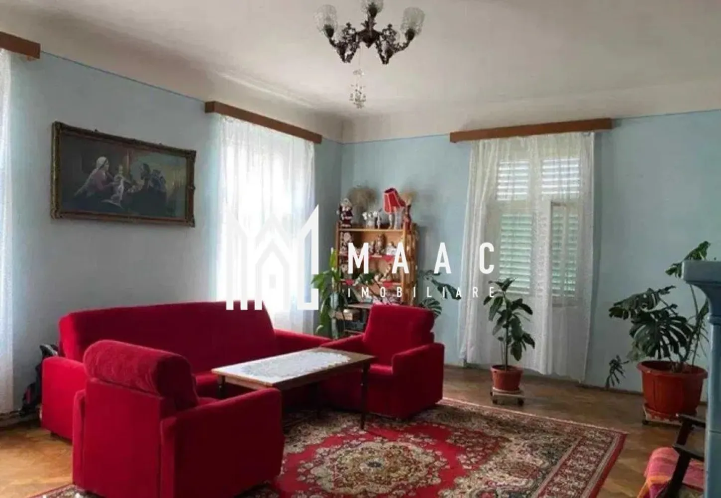 Apartament 4 camere | Etaj 1 | Terasa | Pivnita | Central - MAAC Imobiliare va prezinta un apartament cu 4 camere, etajul 1, zona Centrală Sibiu.

Localizare și structură:
Apartament situat la etajul 1 într-o casă de tip P+1+Pod, în zona centrală a Sibiului.
Suprafață utilă de 128 mp, complet decomandat.

Compartimentare și facilități:
Hol generos la intrare, cu acces direct în fiecare încăpere.
Bucătărie separată.
Două băi:
Baie principală spațioasă.
Baie de serviciu pentru un plus de confort.

Încălzire și elementele de design:
Încălzirea se realizează prin calorifere.
Sobele vechi au fost păstrate, adăugând un plus de caracter și autenticitate.

Spații suplimentare:
Acces la pod, oferind posibilități de depozitare suplimentară sau extindere.
Pivniță de 40 mp, perfectă pentru depozitare sau alte utilizări.

Curte comună:
Curte împărțită între cele trei apartamente din imobil (un apartament la parter, acesta de la etajul 1, și încă unul în spate).

Potrivire ideală:
Ideal pentru locuit datorită spațiului generos și compartimentării funcționale.
Potrivit și pentru investiții, având în vedere amplasarea centrală și potențialul de dezvoltare.

Pentru mai multe informații sau pentru a programa o vizionare, nu ezitați să ne contactați, specificand ID: CP2108478