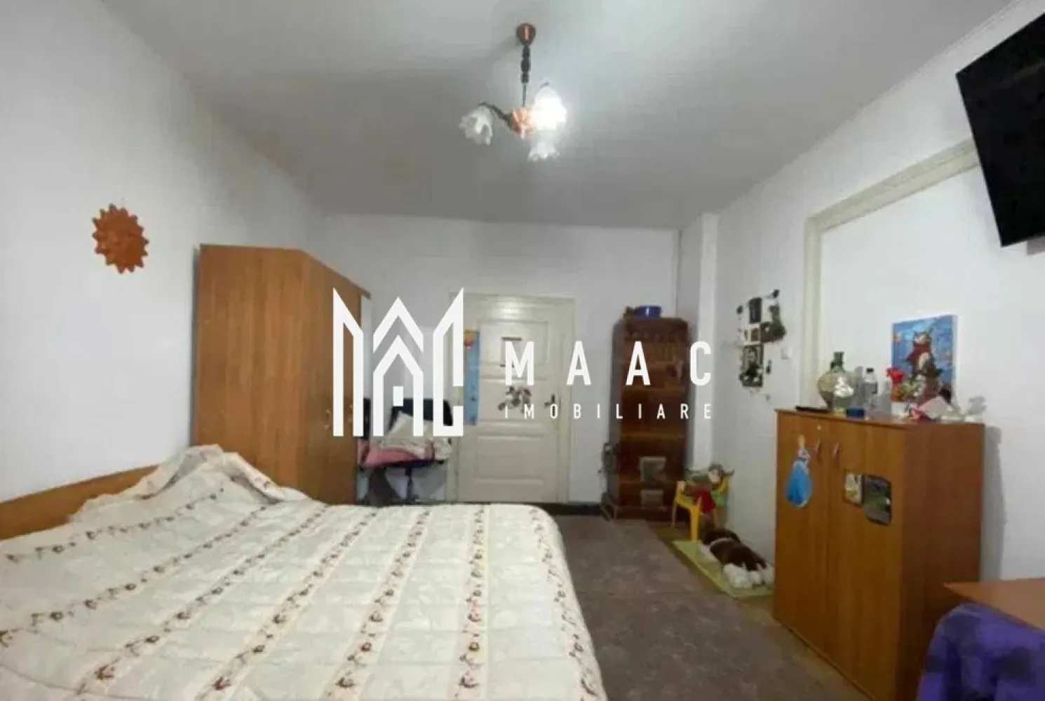 Apartament 4 camere | Etaj 1 | Terasa | Pivnita | Central - MAAC Imobiliare va prezinta un apartament cu 4 camere, etajul 1, zona Centrală Sibiu.

Localizare și structură:
Apartament situat la etajul 1 într-o casă de tip P+1+Pod, în zona centrală a Sibiului.
Suprafață utilă de 128 mp, complet decomandat.

Compartimentare și facilități:
Hol generos la intrare, cu acces direct în fiecare încăpere.
Bucătărie separată.
Două băi:
Baie principală spațioasă.
Baie de serviciu pentru un plus de confort.

Încălzire și elementele de design:
Încălzirea se realizează prin calorifere.
Sobele vechi au fost păstrate, adăugând un plus de caracter și autenticitate.

Spații suplimentare:
Acces la pod, oferind posibilități de depozitare suplimentară sau extindere.
Pivniță de 40 mp, perfectă pentru depozitare sau alte utilizări.

Curte comună:
Curte împărțită între cele trei apartamente din imobil (un apartament la parter, acesta de la etajul 1, și încă unul în spate).

Potrivire ideală:
Ideal pentru locuit datorită spațiului generos și compartimentării funcționale.
Potrivit și pentru investiții, având în vedere amplasarea centrală și potențialul de dezvoltare.

Pentru mai multe informații sau pentru a programa o vizionare, nu ezitați să ne contactați, specificand ID: CP2108478