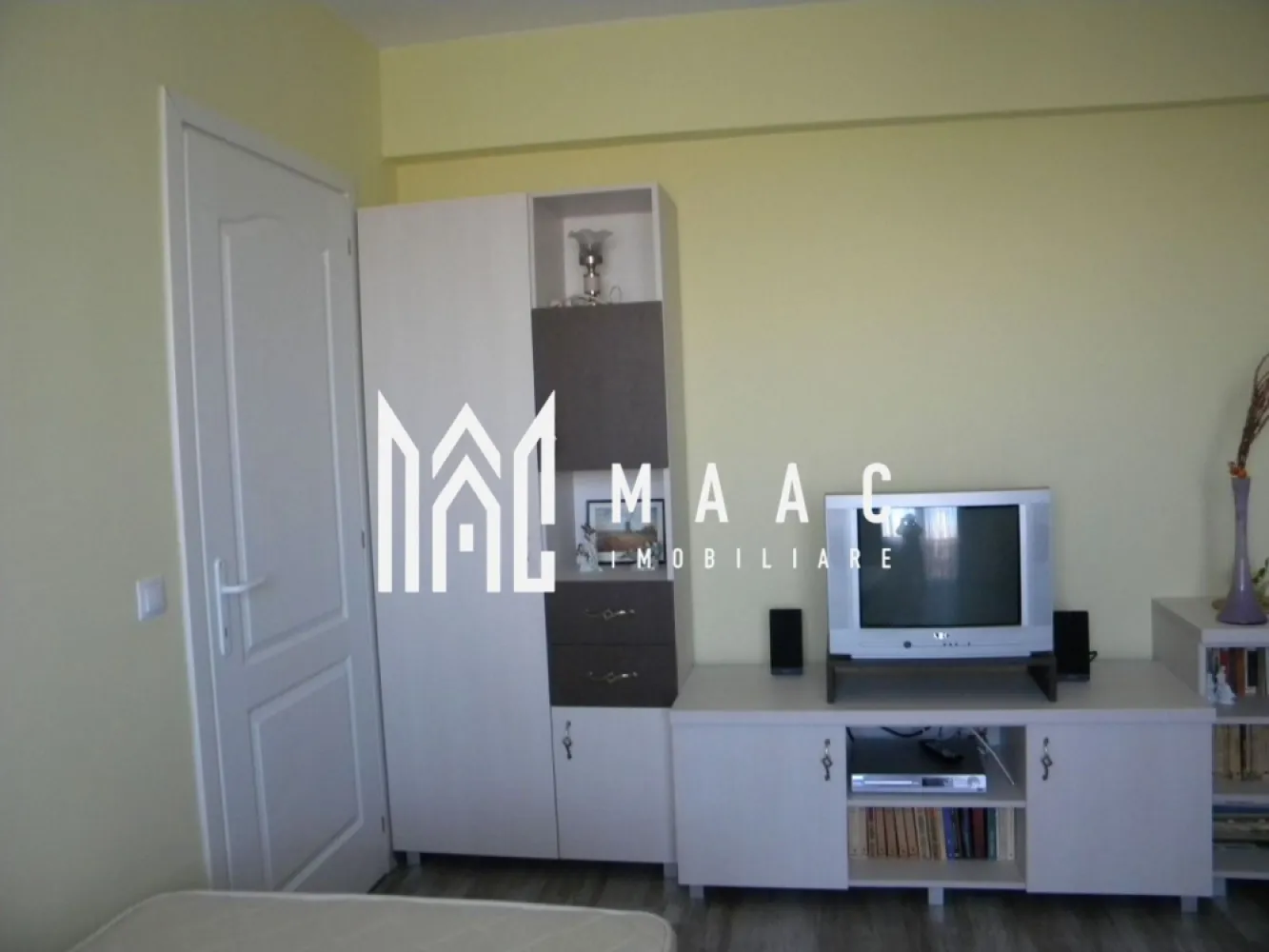 Apartament 4 camere I Decomandat I Loc parcare I Turnisor - Va propunem spre vanzare un apartament de 4 camere decomandat situat la etajul 4/4 al unui imobil din zona Frunzei- Turnisor.

Locuinta cuprinde: living, 3 dormitoare,bucatarie, baie, 2 balcoane.

Aferent: loc de parcare.

Disponibil imediat.

Zona in plina dezvoltare cu acces rapid la mijloace de transport in comun, centre comerciale de invatamant.

Pentru mai multe detalii precizati telefonic ca ati vizionat anuntul cu ID: CP2104507