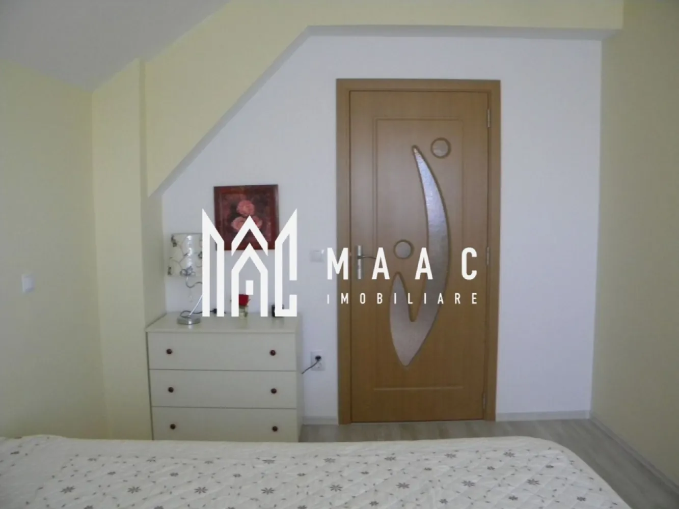 Apartament 4 camere I Decomandat I Loc parcare I Turnisor - Va propunem spre vanzare un apartament de 4 camere decomandat situat la etajul 4/4 al unui imobil din zona Frunzei- Turnisor.

Locuinta cuprinde: living, 3 dormitoare,bucatarie, baie, 2 balcoane.

Aferent: loc de parcare.

Disponibil imediat.

Zona in plina dezvoltare cu acces rapid la mijloace de transport in comun, centre comerciale de invatamant.

Pentru mai multe detalii precizati telefonic ca ati vizionat anuntul cu ID: CP2104507