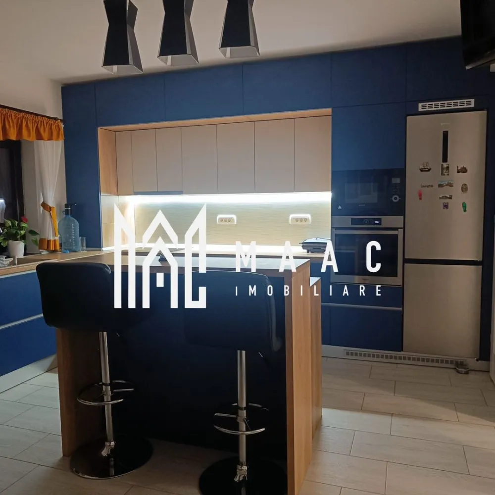 Casa 4 camere | Curte proprie | Panouri solare | Sura Mica - MAAC Imobiliare vă propune spre vânzare un duplex situat în Șura Mică, într-o zonă rezidențială apreciată pentru liniște și acces facil către oraș. Proprietatea a fost construită în anul 2021 și este amplasată pe un teren de 200 mp, având o suprafață utilă totală de 115 mp, distribuită pe două niveluri, câte 57,5 mp pe fiecare etaj.

Locuința este eficient compartimentată, cu parter open space și zonă de noapte bine delimitată la etaj, oferind confort și funcționalitate pentru o familie.

Compartimentare:
-Parter: living generos cu șemineu, spațiu de servit masa (dining), bucătărie cu insulă complet utilată, cămară, baie cu cabină de duș și geam de aerisire
-Etaj: 2 dormitoare fiecare cu balcon propriu, 1 dormitor amenajat ca office space, baie cu geam de aerisire și cadă, debara

Exteriorul este amenajat pentru relaxare și activități în aer liber, incluzând terasă mobilată la parter, spațiu de parcare pentru 2 mașini, grătar generos din fier cu spațiu de lucru, jacuzzi , wellnese spa și pivniță.

Casa este racordată la toate utilitățile și se vinde complet mobilată și utilată, incluzând electrocasnice precum aragaz, aspirator, cafetieră, cuptor cu microunde, fier de călcat, frigider, hotă, mașină de spălat rufe, mașină de spălat vase, robot de bucătărie, sandwich-maker, toaster și TV. Proprietatea beneficiază de panouri solare de 3 kW montate în 2024.

Pentru mai multe detalii precizați telefonic că ați văzut anunțul cu CP2103454.