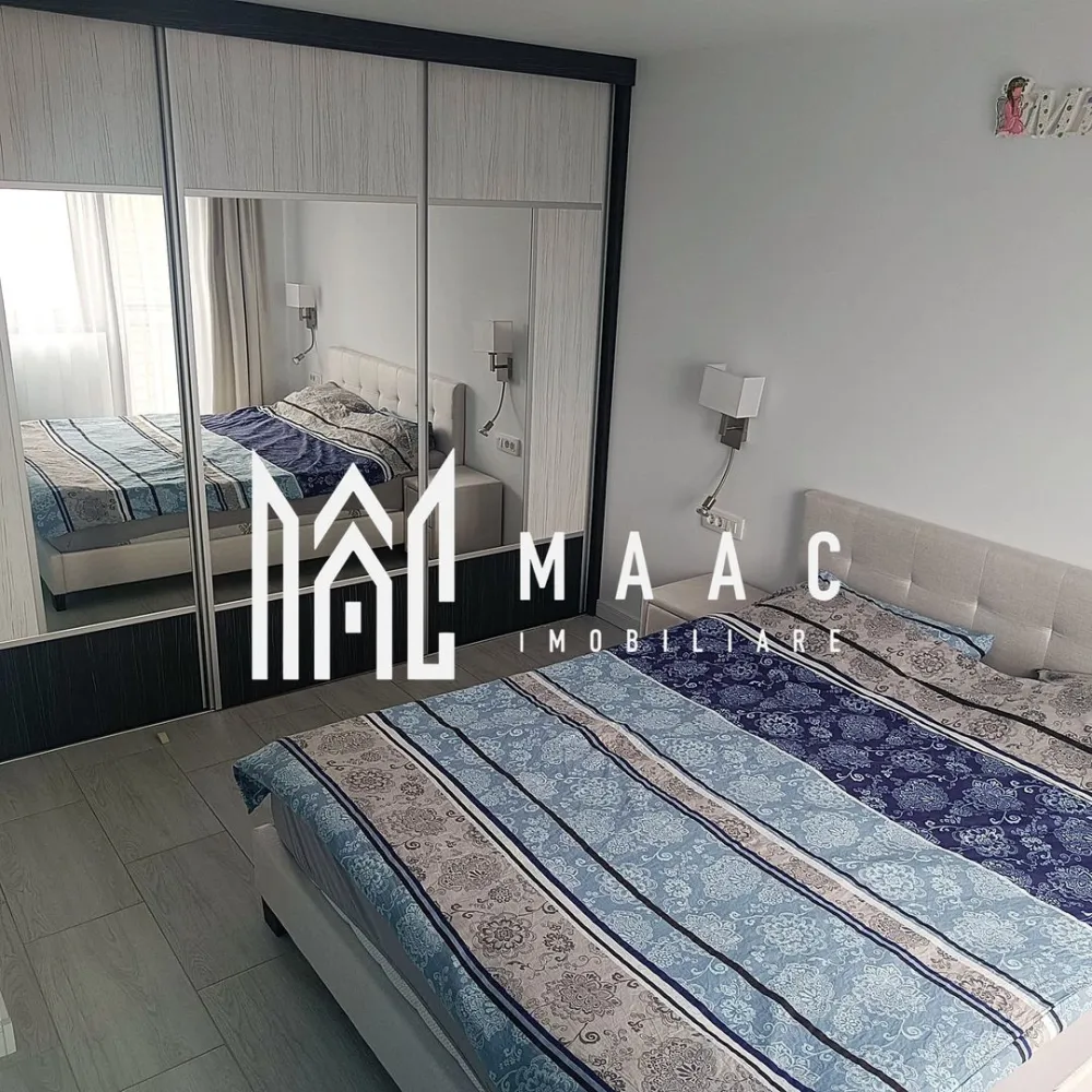 Casa 4 camere | Curte proprie | Panouri solare | Sura Mica - MAAC Imobiliare vă propune spre vânzare un duplex situat în Șura Mică, într-o zonă rezidențială apreciată pentru liniște și acces facil către oraș. Proprietatea a fost construită în anul 2021 și este amplasată pe un teren de 200 mp, având o suprafață utilă totală de 115 mp, distribuită pe două niveluri, câte 57,5 mp pe fiecare etaj.

Locuința este eficient compartimentată, cu parter open space și zonă de noapte bine delimitată la etaj, oferind confort și funcționalitate pentru o familie.

Compartimentare:
-Parter: living generos cu șemineu, spațiu de servit masa (dining), bucătărie cu insulă complet utilată, cămară, baie cu cabină de duș și geam de aerisire
-Etaj: 2 dormitoare fiecare cu balcon propriu, 1 dormitor amenajat ca office space, baie cu geam de aerisire și cadă, debara

Exteriorul este amenajat pentru relaxare și activități în aer liber, incluzând terasă mobilată la parter, spațiu de parcare pentru 2 mașini, grătar generos din fier cu spațiu de lucru, jacuzzi , wellnese spa și pivniță.

Casa este racordată la toate utilitățile și se vinde complet mobilată și utilată, incluzând electrocasnice precum aragaz, aspirator, cafetieră, cuptor cu microunde, fier de călcat, frigider, hotă, mașină de spălat rufe, mașină de spălat vase, robot de bucătărie, sandwich-maker, toaster și TV. Proprietatea beneficiază de panouri solare de 3 kW montate în 2024.

Pentru mai multe detalii precizați telefonic că ați văzut anunțul cu CP2103454.