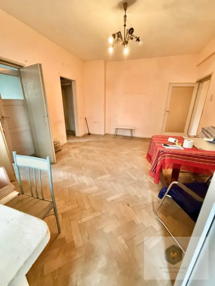 Metrou Lujerului - ap. 3 camere - necesita renovare completa - Apartament 3 camere + loc de parcare cadastrat + boxă | Lujerului – Iuliu Maniu

O oportunitate rară într-o zonă extrem de căutată!

Vă prezentăm spre vânzare un apartament cu 3 camere, situat pe Bulevardul Iuliu Maniu nr. 10, la etajul 2 din 3, într-un imobil construit în anul 1960. Locuința are o suprafață utilă de 66 mp și beneficiază de o compartimentare practică, cu potențial excelent de reamenajare.

Apartamentul necesită renovare completă, fiind ideal pentru cei care își doresc să îl personalizeze integral sau pentru investitori care urmăresc obținerea unui randament bun după renovare.

Avantaje cheie:

Loc de parcare în proprietate (cadastrat) – mare avantaj în zonă
Boxă la subsol – spațiu suplimentar de depozitare
Etaj 2 din 3 – poziție ideală
Acces rapid la metrou Lujerului (câteva minute de mers pe jos)
Bulevard principal – conexiune excelentă către tot orașul
Suprafață utilă optimă: 66 mp

Zona este foarte bine dezvoltată, cu acces rapid către centre comerciale, transport public, instituții de învățământ și alte puncte de interes.

Acest apartament reprezintă o alegere inspirată atât pentru locuit, cât și pentru investiție, datorită poziției strategice și facilităților incluse.