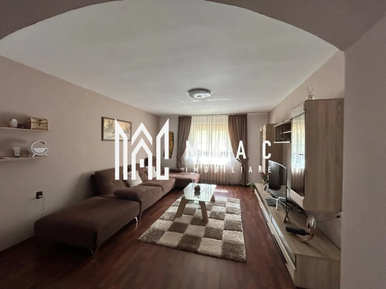 Casa Individuala I Acces auto I Pretabil investitie I Strand - Va propunem spre inchiriere o casa de 10 camere situata in zona Strand.

Locuinta cuprinde: 
 - demisol: living, 3 dormitoare, bucatarie, baie.
 - parter: living, 2 dormitoare, bucatarie, baie.
 - mansarda: living, 2 dormitoare, chicineta, baie.

Acces auto in curte cu zona de BBQ si de relaxare.

Pretabil pentru spatiu comercial si de locuit.

Disponibil imediat. 

Se accepte animale de companie.

Se percepe garantie in cuantumul unei chirii lunare + 1 chirie avans.

Pentru mai multe detalii, precizati telefonic ca ati vazut anuntul cu ID: CP2096646