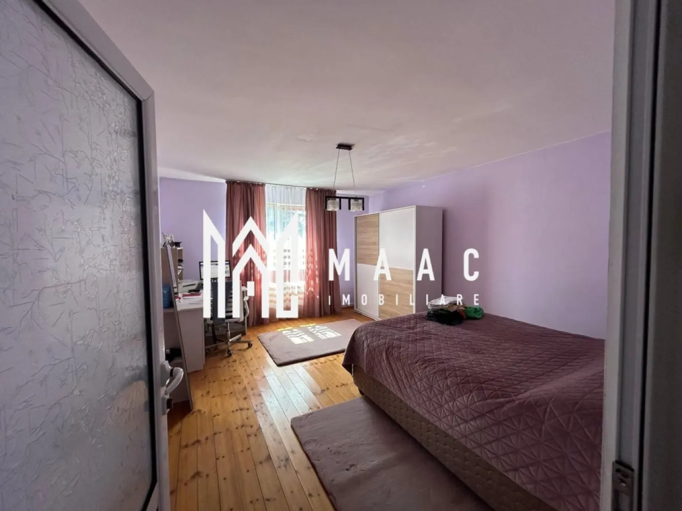 Casa Individuala I Acces auto I Pretabil investitie I Strand - Va propunem spre inchiriere o casa de 10 camere situata in zona Strand.

Locuinta cuprinde: 
 - demisol: living, 3 dormitoare, bucatarie, baie.
 - parter: living, 2 dormitoare, bucatarie, baie.
 - mansarda: living, 2 dormitoare, chicineta, baie.

Acces auto in curte cu zona de BBQ si de relaxare.

Pretabil pentru spatiu comercial si de locuit.

Disponibil imediat. 

Se accepte animale de companie.

Se percepe garantie in cuantumul unei chirii lunare + 1 chirie avans.

Pentru mai multe detalii, precizati telefonic ca ati vazut anuntul cu ID: CP2096646