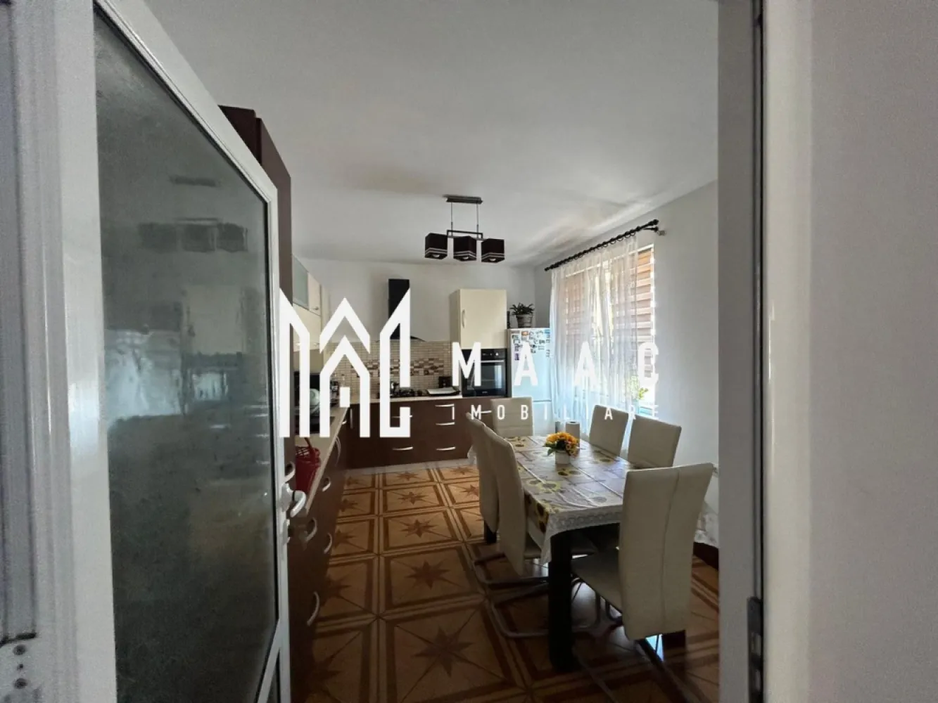 Casa Individuala I Acces auto I Pretabil investitie I Strand - Va propunem spre inchiriere o casa de 10 camere situata in zona Strand.

Locuinta cuprinde: 
 - demisol: living, 3 dormitoare, bucatarie, baie.
 - parter: living, 2 dormitoare, bucatarie, baie.
 - mansarda: living, 2 dormitoare, chicineta, baie.

Acces auto in curte cu zona de BBQ si de relaxare.

Pretabil pentru spatiu comercial si de locuit.

Disponibil imediat. 

Se accepte animale de companie.

Se percepe garantie in cuantumul unei chirii lunare + 1 chirie avans.

Pentru mai multe detalii, precizati telefonic ca ati vazut anuntul cu ID: CP2096646