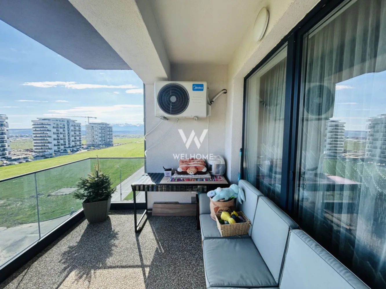 Apartament la cheie pe Mihai Viteazu, imobil nou, cu lift - Apartament de vânzare în Sibiu – 3 camere, balcon mare – Zona Doamna Stanca
Locuința impresionează prin compartimentarea eficientă, finisajele premium și confortul oferit de dotările moderne.

Avantaje:
Apartament complet mobilat și utilat modern
Balcon de 10 mp
Încălzire în pardoseală
Aer condiționat
Etaj intermediar (6 din 8)
Bloc dotat cu lift
Loc de parcare inclus
Finisaje și materiale de calitate superioară
Detalii apartament:
Apartamentul este situat la etajul 6 din 8 etaje
Suprafață utilă de 72 mp
Balcon spațios de 10 mp, ideal pentru relaxare.

Compartimentarea este modernă și practică:Hol de acces, living open space cu bucătărie și ieșire în balcon, 2 dormitoare si 2 băi
Imobilul se predă complet mobilat și utilat, exact ca în fotografii, fiind pregătit pentru mutare imediată.

Dotări și finisaje:
Mobilier modern realizat la comandă
Electrocasnice de calitate superioară
Încălzire în pardoseală în toate încăperile
Aer condiționat
Finisaje premium
Tâmplărie PVC cu geam termopan