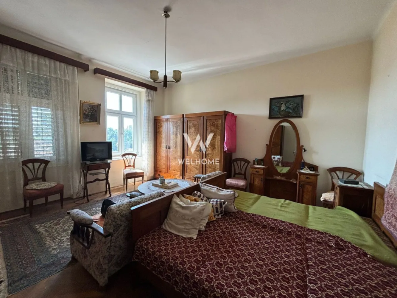 Apartament DECOMANDAT 2 camere - zona Centrala - Apartament 75 mp, bucatarie separata, 2 bai - str. Rennes 

Oportunitate investitie
- la 3 minute de Parcul Sub Arini
- Suprafata utila: 75 mp
- Compartimentat astfel: hol acces, living, bucatarie separata, dormitor, baie cu geam, baie de serviciu si debara.
- Imobilul beneficiaza de pivnita proprie circa 12 mp si pod.
- Apartamentul se preda mobilat exact ca in poze.
- Localizat intr-o zona buna in imediata apropiere a centrului istoric si a Parcului Sub Arini.
- Pretabi pentru regim hotelier, spatiu de birouri, locuit sau diverse activitati.

Telefon: 0747639802
Pret: 145.000 Euro Negociabil