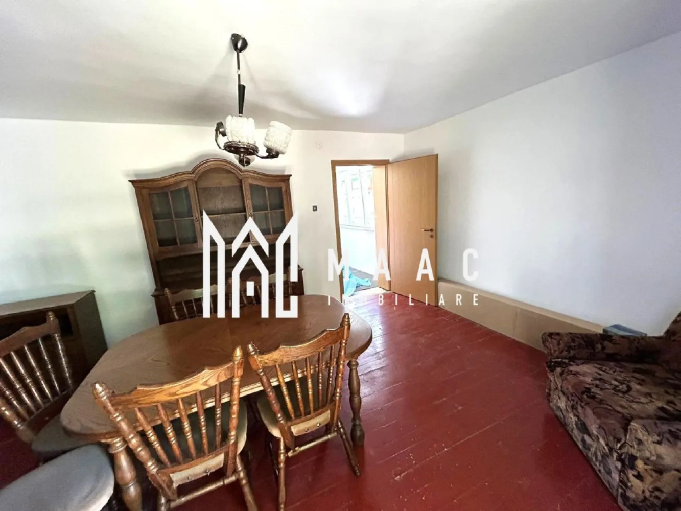 Casa 3 camere I Acces auto I Teren 1.177 mp I Cisnadioara - MAAC Imobiliare va propune spre vanzare o proprietate cu potential , situata in zona centrala a Cisnadioarei.

Casa are regim de inaltime P+E+P.
Parterul cuprinde: bucatarie spatioasa, camara, pivnita, camera tehnica; la etaj-living, doua dormitoare, baie, dressing.
Utilitati: apa- din fantana (acum se poate face racordarea la reteaua publica) ; canalizarea-actualmente,functioneaza cea veche, facuta de sasi (dar se poate racorda la cea noua, a satului); curentul-in casa (instalatia electrica a fost schimbata); gazul-la coltul casei. 

La acest moment casa e ramasa la stadiul de inceput de renovare: nu are sursa de caldura (nici centrala, nici sobe), dusumeaua este cea veche, are termopane si obloane de aluminiu noi, acoperisul e abia schimbat. Intre niveluri-placa de beton. 

Se vinde partial mobilata-asa cum se vede in poze.

Accesul in proprietate este comun cu al altei proprietati. Curtea este individuala. E compusa dintr-o parte destinata relaxarii, pavata, cu loc de barbeque si inca o portiune generoasa de gradina.

Pozitionarea, dimensiunea terenului, modul in care e configurata casa-iata aspecte care recomanda locatia pentru amenajare si cazare turistica.
In acelasi timp se preteaza, cu modernizarile ce se impun, si pentru rezidenta. Peisajul este superb!

In imediata apropiere se afla centre comerciale, culturale, turistice, etc
Zona are potential turistic, imobiliar si este in plin proces de modernizare.

Pentru mai multe detalii precizati telefonic ca ati vazut anuntul cu ID: CP2091198