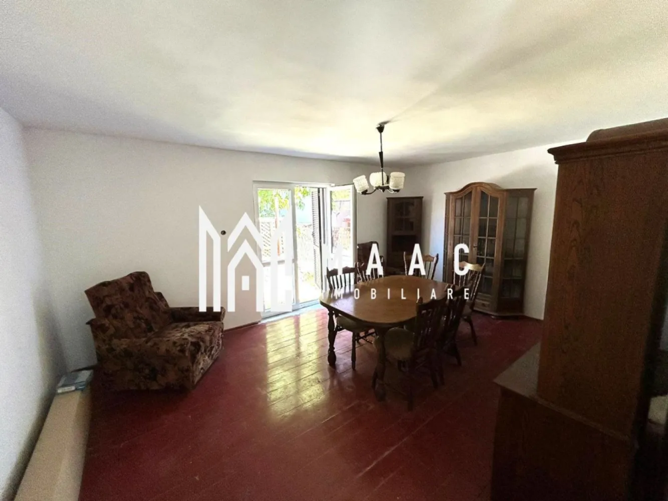 Casa 3 camere I Acces auto I Teren 1.177 mp I Cisnadioara - MAAC Imobiliare va propune spre vanzare o proprietate cu potential , situata in zona centrala a Cisnadioarei.

Casa are regim de inaltime P+E+P.
Parterul cuprinde: bucatarie spatioasa, camara, pivnita, camera tehnica; la etaj-living, doua dormitoare, baie, dressing.
Utilitati: apa- din fantana (acum se poate face racordarea la reteaua publica) ; canalizarea-actualmente,functioneaza cea veche, facuta de sasi (dar se poate racorda la cea noua, a satului); curentul-in casa (instalatia electrica a fost schimbata); gazul-la coltul casei. 

La acest moment casa e ramasa la stadiul de inceput de renovare: nu are sursa de caldura (nici centrala, nici sobe), dusumeaua este cea veche, are termopane si obloane de aluminiu noi, acoperisul e abia schimbat. Intre niveluri-placa de beton. 

Se vinde partial mobilata-asa cum se vede in poze.

Accesul in proprietate este comun cu al altei proprietati. Curtea este individuala. E compusa dintr-o parte destinata relaxarii, pavata, cu loc de barbeque si inca o portiune generoasa de gradina.

Pozitionarea, dimensiunea terenului, modul in care e configurata casa-iata aspecte care recomanda locatia pentru amenajare si cazare turistica.
In acelasi timp se preteaza, cu modernizarile ce se impun, si pentru rezidenta. Peisajul este superb!

In imediata apropiere se afla centre comerciale, culturale, turistice, etc
Zona are potential turistic, imobiliar si este in plin proces de modernizare.

Pentru mai multe detalii precizati telefonic ca ati vazut anuntul cu ID: CP2091198