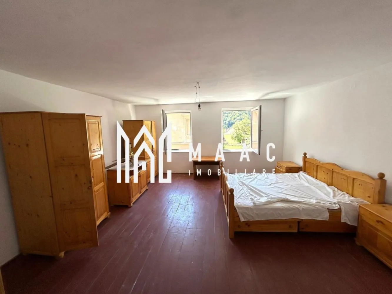 Casa 3 camere I Acces auto I Teren 1.177 mp I Cisnadioara - MAAC Imobiliare va propune spre vanzare o proprietate cu potential , situata in zona centrala a Cisnadioarei.

Casa are regim de inaltime P+E+P.
Parterul cuprinde: bucatarie spatioasa, camara, pivnita, camera tehnica; la etaj-living, doua dormitoare, baie, dressing.
Utilitati: apa- din fantana (acum se poate face racordarea la reteaua publica) ; canalizarea-actualmente,functioneaza cea veche, facuta de sasi (dar se poate racorda la cea noua, a satului); curentul-in casa (instalatia electrica a fost schimbata); gazul-la coltul casei. 

La acest moment casa e ramasa la stadiul de inceput de renovare: nu are sursa de caldura (nici centrala, nici sobe), dusumeaua este cea veche, are termopane si obloane de aluminiu noi, acoperisul e abia schimbat. Intre niveluri-placa de beton. 

Se vinde partial mobilata-asa cum se vede in poze.

Accesul in proprietate este comun cu al altei proprietati. Curtea este individuala. E compusa dintr-o parte destinata relaxarii, pavata, cu loc de barbeque si inca o portiune generoasa de gradina.

Pozitionarea, dimensiunea terenului, modul in care e configurata casa-iata aspecte care recomanda locatia pentru amenajare si cazare turistica.
In acelasi timp se preteaza, cu modernizarile ce se impun, si pentru rezidenta. Peisajul este superb!

In imediata apropiere se afla centre comerciale, culturale, turistice, etc
Zona are potential turistic, imobiliar si este in plin proces de modernizare.

Pentru mai multe detalii precizati telefonic ca ati vazut anuntul cu ID: CP2091198