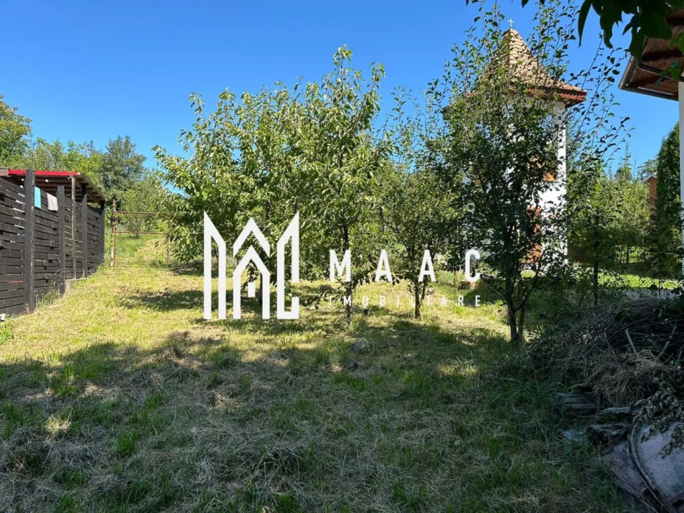 Casa 3 camere I Acces auto I Teren 1.177 mp I Cisnadioara - MAAC Imobiliare va propune spre vanzare o proprietate cu potential , situata in zona centrala a Cisnadioarei.

Casa are regim de inaltime P+E+P.
Parterul cuprinde: bucatarie spatioasa, camara, pivnita, camera tehnica; la etaj-living, doua dormitoare, baie, dressing.
Utilitati: apa- din fantana (acum se poate face racordarea la reteaua publica) ; canalizarea-actualmente,functioneaza cea veche, facuta de sasi (dar se poate racorda la cea noua, a satului); curentul-in casa (instalatia electrica a fost schimbata); gazul-la coltul casei. 

La acest moment casa e ramasa la stadiul de inceput de renovare: nu are sursa de caldura (nici centrala, nici sobe), dusumeaua este cea veche, are termopane si obloane de aluminiu noi, acoperisul e abia schimbat. Intre niveluri-placa de beton. 

Se vinde partial mobilata-asa cum se vede in poze.

Accesul in proprietate este comun cu al altei proprietati. Curtea este individuala. E compusa dintr-o parte destinata relaxarii, pavata, cu loc de barbeque si inca o portiune generoasa de gradina.

Pozitionarea, dimensiunea terenului, modul in care e configurata casa-iata aspecte care recomanda locatia pentru amenajare si cazare turistica.
In acelasi timp se preteaza, cu modernizarile ce se impun, si pentru rezidenta. Peisajul este superb!

In imediata apropiere se afla centre comerciale, culturale, turistice, etc
Zona are potential turistic, imobiliar si este in plin proces de modernizare.

Pentru mai multe detalii precizati telefonic ca ati vazut anuntul cu ID: CP2091198