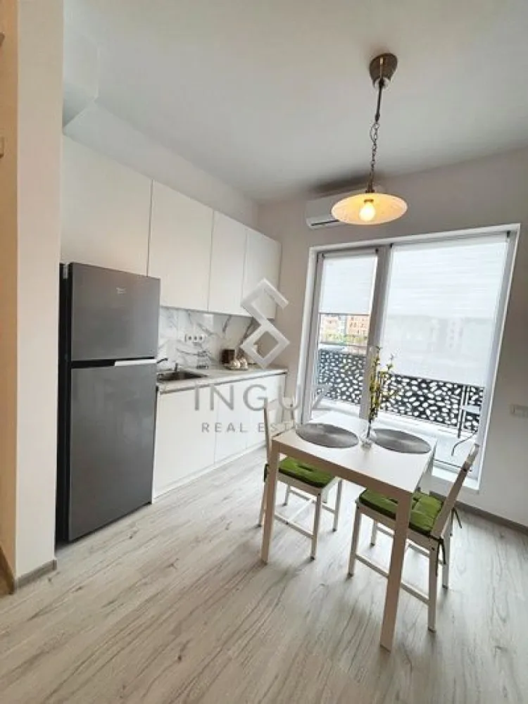PRIMA ÎNCHIRIERE – Apartament 2 camere | Atena Residence – Pallady - PRIMA ÎNCHIRIERE – Apartament 2 camere | Atena Residence – Pallady

Se oferă spre închiriere un apartament modern cu 2 camere, aflat la prima închiriere, situat în complexul nou Atena Residence (finalizat în 2026), pe Drumul Gura Caliței nr. 121, Sector 3 – zona Theodor Pallady.

Apartamentul este situat la etajul 1/3 și are o suprafață utilă de 47 mp, fiind complet mobilat și utilat “la cheie”, cu absolut totul NOU.

Detalii apartament:
• Living cu bucătărie open-space
• Dormitor separat
• Baie modernă
• Balcon spațios
• Încălzire în pardoseală
• Centrală proprie
• Aer condiționat
• Smart TV
• Mașină de spălat
• Bucătărie complet utilată: plită, cuptor, hotă, frigider, cuptor cu microunde
• Electrocasnice și accesorii incluse: aspirator, fier de călcat, masă de călcat, mixer etc.

Extra beneficii:
• Loc de parcare subteran inclus
• Bloc nou cu lift
• Totul nou, impecabil și pregătit pentru primul locatar
• Acceptă studenți

Locație excelentă:
• Aproximativ 20 minute pietonal până la metrou Nicolae Teclu
• Acces rapid către IKEA, Leroy Merlin, Auchan, Kaufland, Jumbo, Decathlon și Altex

Preț: 550 Euro/lună (ușor negociabil)
Garanție: 1 lună

Inguz Real Estate