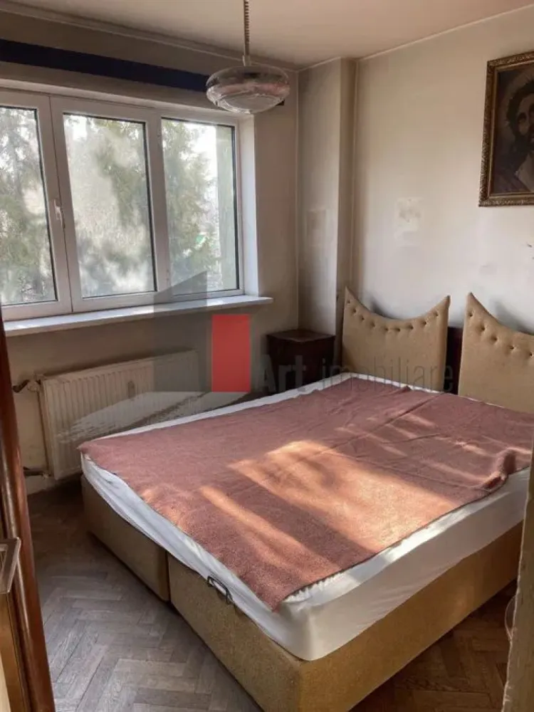 APARTAMENT 3 CAMERE -IANCU DE HUNEDOARA/ LANGA GUVERN - Va prezentam spre vanzare un apartament de 3 camere semidecomandat situat
 in zona Guvernului , pe bulevardul Iancu de Hunedoara.
 Imobilul se afla intr-un bloc de apartamente construit in anul 1967, la etajul1 din 8, 
 si detine o suprafata utila de 68mp.
 Locuinta este formata din living, 2 dormitoare, bucatarie, baie , hol.
 Comfortul termic este realizat de la sistem centralizat de termoficare. 
 Metrou la cateva minute iar tramvaiul si autobuzele au statie in fata blocului.
 Imformatiile tehnice au caracter orientativ, acestea fiind preluate de la proprietar.
 Pentru mai multe imformatii sau vizionare va rugam sunati la 0722 371 033.