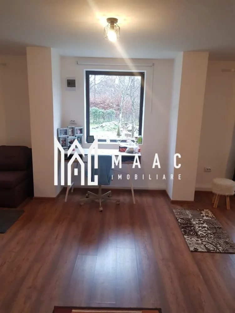 Casa 4 Camere | 600 MP Teren | Avrig - MAAC Imobiliare vă propune spre vânzare o casă de vacanță amplasată pe strada principală din Valea Avrigului, oferind un spațiu generos și multiple facilități pentru confortul dumneavoastră.

Detalii proprietate:

Suprafață utila: 142 mp
Compartimentare:
Parter: living spațios, bucătărie complet utilată, baie, pivniță
Etaj: 3 camere, 2 băi, hol, acces prin scări interioare și exterioare
Teren: 600 mp (posibil extindere la 1100 mp)
Dotări și facilități:

Apă din foraj de 65 m
Curent electric, inclusiv panouri solare
Încălzire cu termosemineu pe lemne, calorifere și boiler de 120 L
2 foișoare ideale pentru relaxare
Magazii pentru depozitarea lemnelor
Această proprietate este perfectă pentru cei care doresc să evadeze din agitația urbană și să se bucure de natură. Pentru mai multe informații și pentru a programa o vizionare, vă rugăm să ne contactați ID:CP2089927