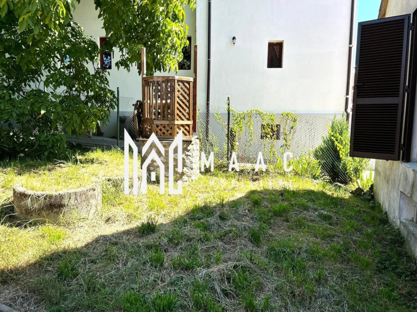 Casa 3 camere I Acces auto I Teren 1.177 mp I Cisnadioara - MAAC Imobiliare va propune spre vanzare o proprietate cu potential , situata in zona centrala a Cisnadioarei.

Casa are regim de inaltime P+E+P.
Parterul cuprinde: bucatarie spatioasa, camara, pivnita, camera tehnica; la etaj-living, doua dormitoare, baie, dressing.
Utilitati: apa- din fantana (acum se poate face racordarea la reteaua publica) ; canalizarea-actualmente,functioneaza cea veche, facuta de sasi (dar se poate racorda la cea noua, a satului); curentul-in casa (instalatia electrica a fost schimbata); gazul-la coltul casei. 

La acest moment casa e ramasa la stadiul de inceput de renovare: nu are sursa de caldura (nici centrala, nici sobe), dusumeaua este cea veche, are termopane si obloane de aluminiu noi, acoperisul e abia schimbat. Intre niveluri-placa de beton. 

Se vinde partial mobilata-asa cum se vede in poze.

Accesul in proprietate este comun cu al altei proprietati. Curtea este individuala. E compusa dintr-o parte destinata relaxarii, pavata, cu loc de barbeque si inca o portiune generoasa de gradina.

Pozitionarea, dimensiunea terenului, modul in care e configurata casa-iata aspecte care recomanda locatia pentru amenajare si cazare turistica.
In acelasi timp se preteaza, cu modernizarile ce se impun, si pentru rezidenta. Peisajul este superb!

In imediata apropiere se afla centre comerciale, culturale, turistice, etc
Zona are potential turistic, imobiliar si este in plin proces de modernizare.

Pentru mai multe detalii precizati telefonic ca ati vazut anuntul cu ID: CP2091198