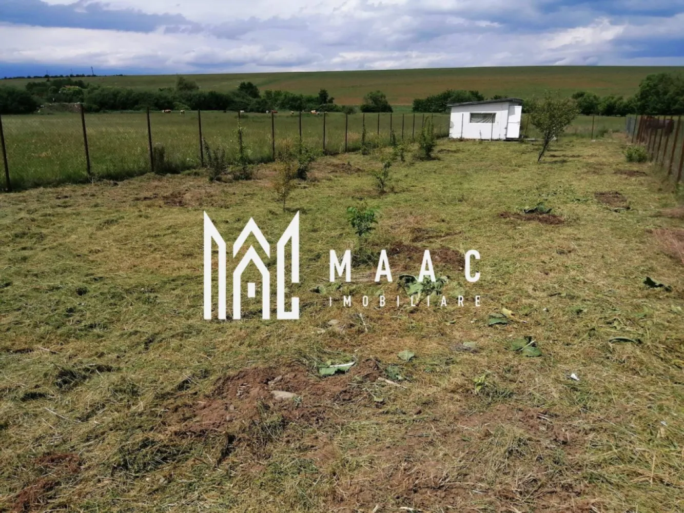 Teren Extravilan | Imprejmuit | 2216mp | Sura Mica - MAAC Imobiliare vă prezintă un teren extravilan de 2216 mp, ideal pentru diverse activități sau investiții. Terenul este împrejmuit cu gard de plasă și oferă o lungime generoasă de 179 m.

Detalii Proprietate:

Suprafață: 2216 mp
Lungime: 179 m
Împrejmuire: Gard de plasă
Facilități și Avantaje:

Împrejmuire completă: Terenul este delimitat cu un gard de plasă, asigurând securitate și claritate în privința limitelor.
Dimensiuni generoase: Lungimea de 179 m oferă multiple posibilități de utilizare.
Condiții de Vânzare:
Ideal pentru investitori sau pentru cei care doresc un teren cu multiple utilizări. 
Pentru mai multe detalii și pentru a programa o vizionare, vă rugăm să ne contactați comunicând ID: CP2089220