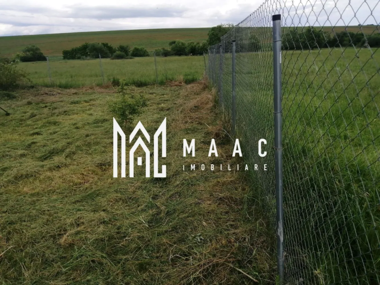 Teren Extravilan | Imprejmuit | 2216mp | Sura Mica - MAAC Imobiliare vă prezintă un teren extravilan de 2216 mp, ideal pentru diverse activități sau investiții. Terenul este împrejmuit cu gard de plasă și oferă o lungime generoasă de 179 m.

Detalii Proprietate:

Suprafață: 2216 mp
Lungime: 179 m
Împrejmuire: Gard de plasă
Facilități și Avantaje:

Împrejmuire completă: Terenul este delimitat cu un gard de plasă, asigurând securitate și claritate în privința limitelor.
Dimensiuni generoase: Lungimea de 179 m oferă multiple posibilități de utilizare.
Condiții de Vânzare:
Ideal pentru investitori sau pentru cei care doresc un teren cu multiple utilizări. 
Pentru mai multe detalii și pentru a programa o vizionare, vă rugăm să ne contactați comunicând ID: CP2089220