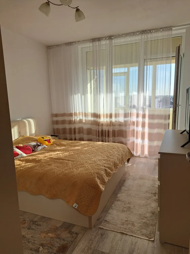Vand apartament 3 camere complex Adm - Nazuintei - Leroy Merlin - 🏡 Apartament spațios cu 3 camere | 92 mp | Complex ADM Residence – BragadiruO locuință ideală pentru o familie care își dorește spațiu, confort și acces rapid către toate facilitățile importante.📍 Situat în Complex ADM Residence, bloc construit în 2021, la etajul 4 din 8.✔️ 92 mp✔️ 3 camere decomandate✔️ 2 băi✔️ bucătărie închisă✔️ 2 balcoane închise cu termopan✔️ loc de parcare inclus✔️ vedere liberă✔️ mobilat și parțial utilatTot ce ai nevoie este foarte aproape:🏫 Școală la 10 minute de mers pe jos🧸 Grădiniță la 5 minute de mers pe jos🚌 Stație RATB la 5 minute de mers pe jos🛍️ Magazine la parterul blocului și în apropiere: Mega Image, Kaufland, Lidl, Leroy MerlinApartamentul este luminos, bine compartimentat și pregătit pentru mutare.💰 Preț: 118.000 euroPentru mai multe detalii sau programarea unei vizionări, mesaj privat/inbox.0733.203.573