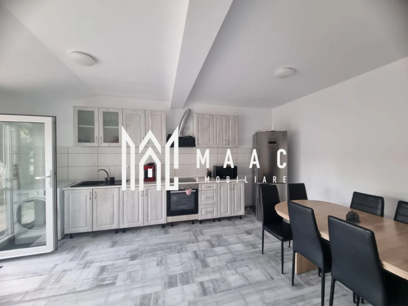 Casa 5 Camere | Curte | Pivniță | Turnișor - MAAC Imobiliare vă propune spre vânzare o casă cu două apartamente situată în cartierul Turnișor din Sibiu, ideală atât pentru locuire multifamilială, cât și pentru investiție, oferind flexibilitate și funcționalitate într-o zonă bine conectată la facilitățile urbane.

Proprietatea este compartimentată în două unități locative distincte, fiecare având acces și organizare proprie, ceea ce permite utilizarea independentă sau combinată.

Compartimentare:
Apartamentul 1:
-Living open-space generos cu bucătărie complet utilată
-2 dormitoare luminoase și spațioase
-Baie modernă și funcțională
Apartamentul 2:
-Sufragerie primitoare
-Bucătărie situată la demisol
-Dormitor confortabil
-Baie și hol de acces

Facilități:
-Curte proprie, ideală pentru relaxare și activități în aer liber
-Pivniță, oferind spațiu suplimentar de depozitare
-Terasă, potrivită pentru petrecerea timpului liber

Proprietatea este amplasată într-o zonă strategică din Turnișor, cu acces facil către instituții de învățământ, magazine și alte puncte de interes, fiind potrivită pentru familii sau pentru investiții în închiriere.

Pentru mai multe detalii și programarea unei vizionări, precizați telefonic că ați văzut anunțul cu CP2087191