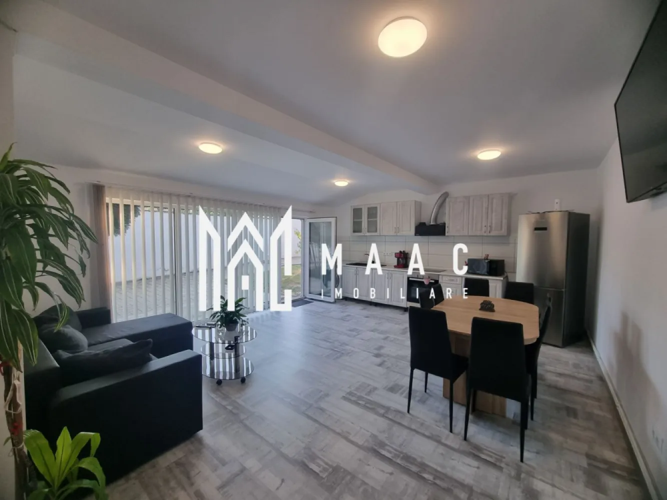 Casa 5 Camere | Curte | Pivniță | Turnișor - MAAC Imobiliare vă propune spre vânzare o casă cu două apartamente situată în cartierul Turnișor din Sibiu, ideală atât pentru locuire multifamilială, cât și pentru investiție, oferind flexibilitate și funcționalitate într-o zonă bine conectată la facilitățile urbane.

Proprietatea este compartimentată în două unități locative distincte, fiecare având acces și organizare proprie, ceea ce permite utilizarea independentă sau combinată.

Compartimentare:
Apartamentul 1:
-Living open-space generos cu bucătărie complet utilată
-2 dormitoare luminoase și spațioase
-Baie modernă și funcțională
Apartamentul 2:
-Sufragerie primitoare
-Bucătărie situată la demisol
-Dormitor confortabil
-Baie și hol de acces

Facilități:
-Curte proprie, ideală pentru relaxare și activități în aer liber
-Pivniță, oferind spațiu suplimentar de depozitare
-Terasă, potrivită pentru petrecerea timpului liber

Proprietatea este amplasată într-o zonă strategică din Turnișor, cu acces facil către instituții de învățământ, magazine și alte puncte de interes, fiind potrivită pentru familii sau pentru investiții în închiriere.

Pentru mai multe detalii și programarea unei vizionări, precizați telefonic că ați văzut anunțul cu CP2087191