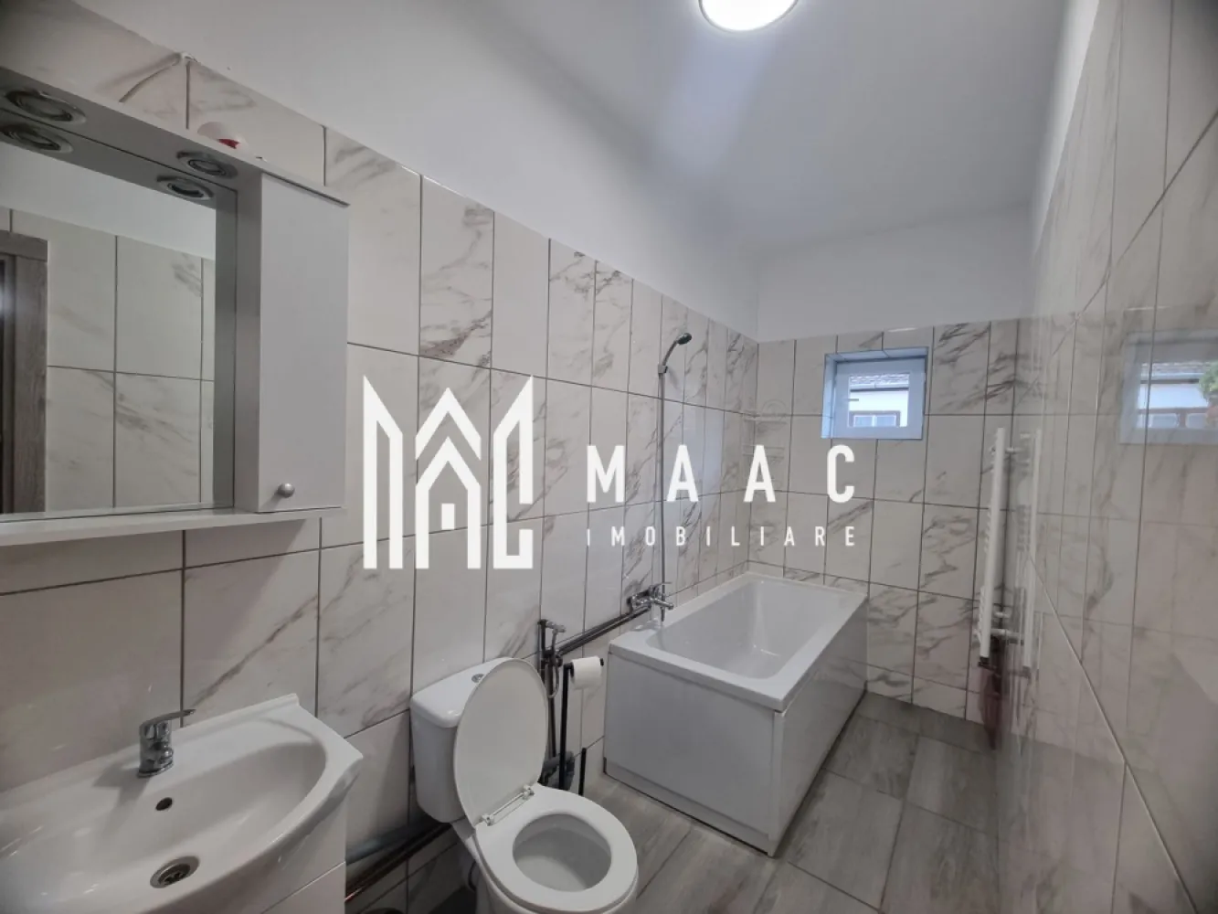 Casa 5 Camere | Curte | Pivniță | Turnișor - MAAC Imobiliare vă propune spre vânzare o casă cu două apartamente situată în cartierul Turnișor din Sibiu, ideală atât pentru locuire multifamilială, cât și pentru investiție, oferind flexibilitate și funcționalitate într-o zonă bine conectată la facilitățile urbane.

Proprietatea este compartimentată în două unități locative distincte, fiecare având acces și organizare proprie, ceea ce permite utilizarea independentă sau combinată.

Compartimentare:
Apartamentul 1:
-Living open-space generos cu bucătărie complet utilată
-2 dormitoare luminoase și spațioase
-Baie modernă și funcțională
Apartamentul 2:
-Sufragerie primitoare
-Bucătărie situată la demisol
-Dormitor confortabil
-Baie și hol de acces

Facilități:
-Curte proprie, ideală pentru relaxare și activități în aer liber
-Pivniță, oferind spațiu suplimentar de depozitare
-Terasă, potrivită pentru petrecerea timpului liber

Proprietatea este amplasată într-o zonă strategică din Turnișor, cu acces facil către instituții de învățământ, magazine și alte puncte de interes, fiind potrivită pentru familii sau pentru investiții în închiriere.

Pentru mai multe detalii și programarea unei vizionări, precizați telefonic că ați văzut anunțul cu CP2087191