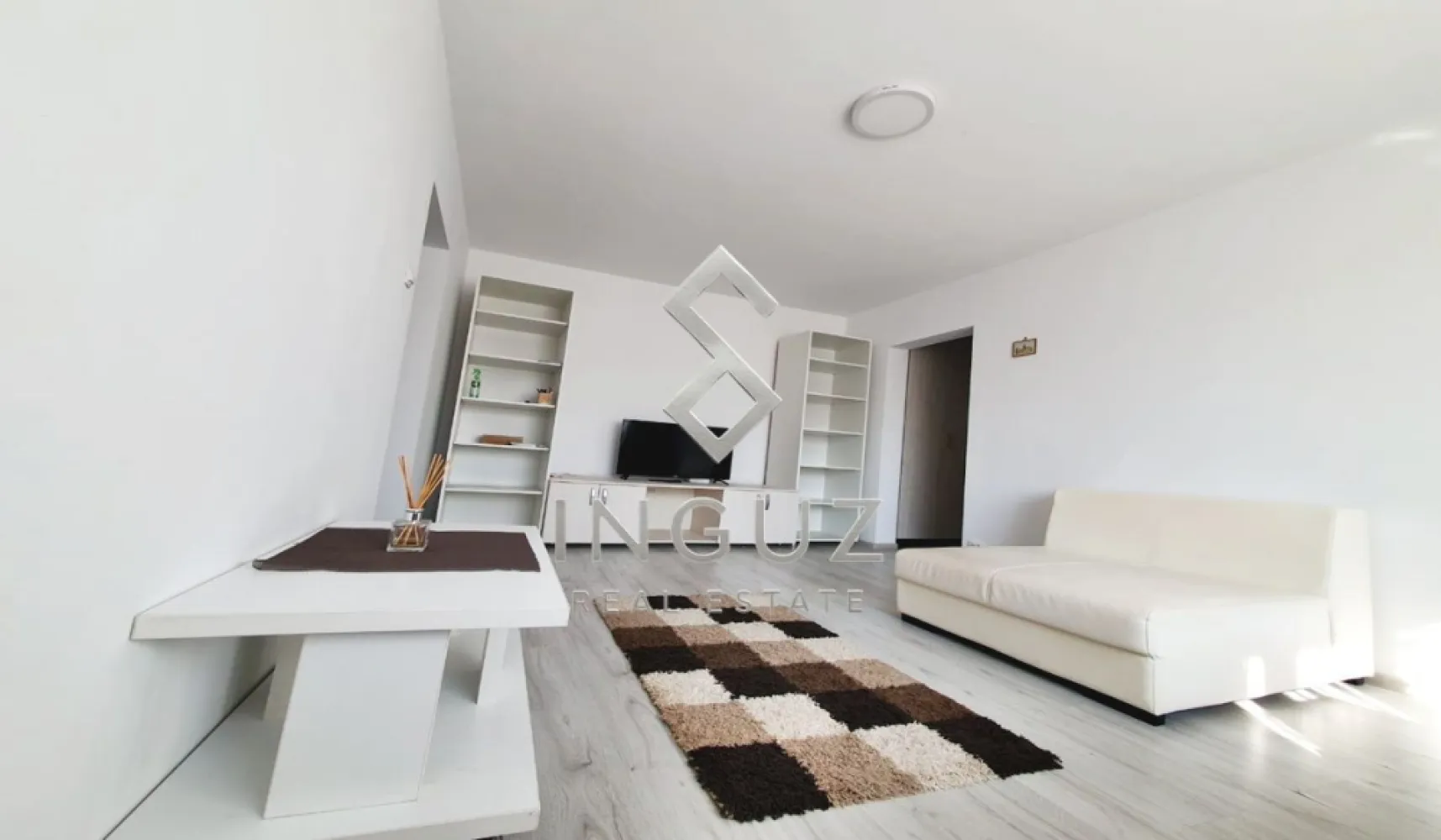 De închiriat – Apartament 2 camere decomandat | Metrou 1 Decembrie 191 - De închiriat – Apartament 2 camere decomandat | Metrou 1 Decembrie 1918

Apartament complet mobilat și utilat, situat într-o zonă foarte bună, la doar 2 minute de mers pe jos până la stația de metrou 1 Decembrie 1918, pe Strada Jean Steriadi nr. 1.

Detalii proprietate:
• 2 camere decomandate
• Etaj 4 din 10
• Loc de parcare inclus
• Apartament curat, bine întreținut

Dotări:
• Mobilat și utilat complet
• 2 televizoare
• 2 aparate de aer condiționat
• Internet RCS
• Saltea nouă
• Canapea extensibilă
• Contorizare individuală (apometre + repartitoare)

Condiții:
• Se acceptă animale de companie (doar pisică)
• Ideal pentru cuplu sau familie

Preț: 450 € / lună
Comision agenție: 50% din chiria lunară (o singură dată)

INGUZ Real Estate
📱 +40 774 017 567 (WhatsApp)
📱 +40 724 922 092
✉️ info.inguzrealestate.com