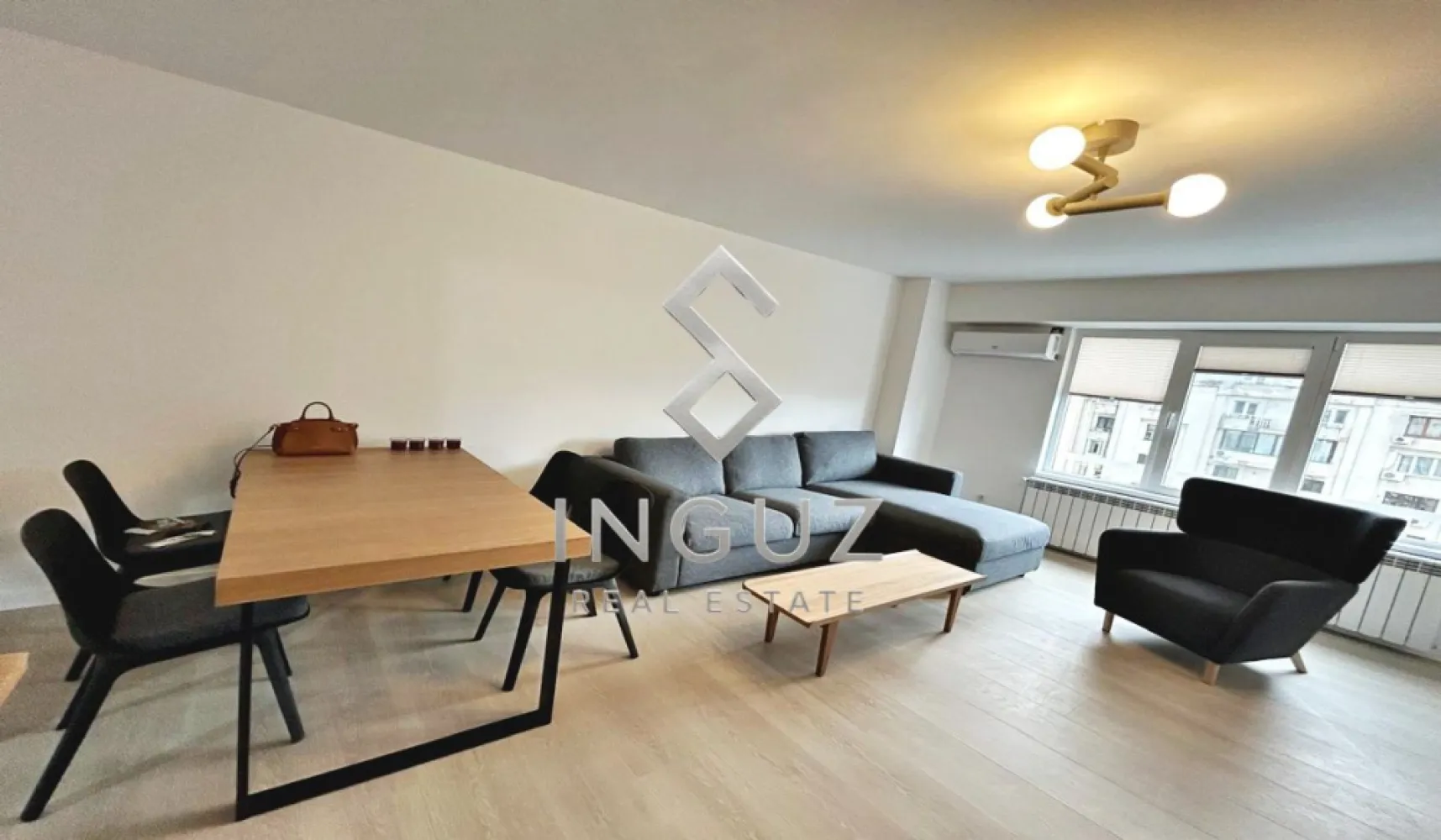 DE ÎNCHIRIAT – Apartament 3 camere | Octavian Goga – Unirii, București - DE ÎNCHIRIAT – Apartament 3 camere | Octavian Goga – Unirii, București

850 € / lună

Apartament complet renovat, modern, cu totul nou, situat într-o zonă centrală – Unirii, pe Bulevardul Octavian Goga.

📍 Detalii proprietate:

• 3 camere decomandate
• Suprafață utilă: 80 mp
• Etaj: 6 / 8
• Confort 1
• Bloc cu lift
• Centrală de imobil pe gaz
• Aer condiționat
• Complet mobilat și utilat
• Renovare totală – totul nou
• Disponibil imediat

📌 Locație:

• Zonă centrală – Unirii
• Acces rapid către transport public (metrou, autobuz, tramvai)
• Aproape de centre comerciale, restaurante și zone de business
• Ideal pentru locuit confortabil în oraș

📄 Condiții:

• Preț: 850 € / lună
• Contract pe termen lung
• Garanție standard
• Comision agenție: 50% din chirie

Inguz Real Estate

📱 +40 774 017 567 (WhatsApp)
✉️ info.inguzrealestate.com