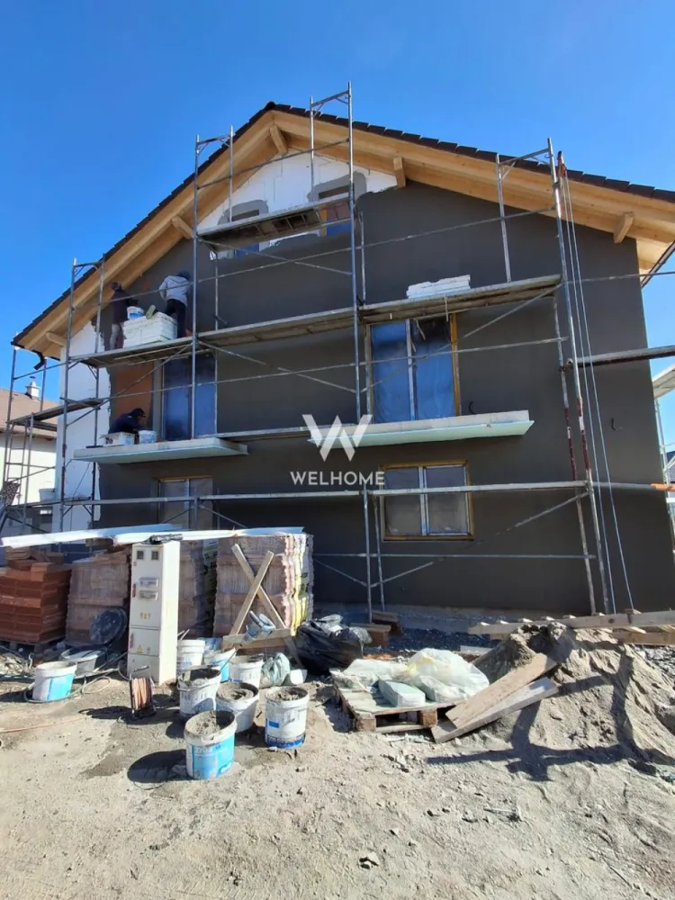 Casa 4 camere, tip duplex, de vanzare, Calea Cisnadiei, Sibiu - Situată într-una dintre cele mai apreciate zone rezidențiale din apropierea orașului Sibiu – Calea Cisnădiei, această casă tip duplex reprezintă alegerea ideală pentru cei care își doresc liniște, spațiu și confort modern, fără a renunța la accesul rapid către oraș.

Locuința are o suprafață utilă de 120 mp și este amplasată pe un teren de 260 mp, oferind un echilibru perfect între spațiul interior și cel exterior. Compartimentarea este gândită pentru a oferi funcționalitate și confort unei familii: 4 camere, dintre care 3 dormitoare spațioase, o bucătărie, 2 băi și zone de zi luminoase, ideale pentru momentele petrecute în familie.

Confortul termic este asigurat de încălzirea în pardoseală și de un sistem modern cu pompă de căldură, soluție eficientă energetic și prietenoasă cu mediul. Proprietatea dispune și de o terasă generoasă de 20 mp, perfectă pentru relaxare în aer liber, precum și de o curte spațioasă, ideală pentru grădinărit, loc de joacă pentru copii sau petrecerea timpului cu prietenii.

Casa se predă la stadiul de alb la interior, oferindu-vă libertatea de a o personaliza după propriul gust, iar exteriorul este finalizat la cheie. În plus, proprietatea include locuri de parcare și un spațiu suplimentar ce poate fi amenajat ca pivniță sau spațiu de depozitare, adăugând un plus de utilitate locuinței.

Zona Calea Cisnădiei este una în plină dezvoltare, apreciată pentru aerul curat, liniștea și priveliștile către munții din jurul Sibiului. În apropiere se regăsesc magazine, școli, grădinițe și facilități necesare vieții de zi cu zi, iar accesul către oraș este rapid. Natura din împrejurimi oferă multiple oportunități pentru plimbări, activități în aer liber și un stil de viață echilibrat.

Această proprietate îmbină confortul modern, spațiul generos și avantajele unei zone naturale deosebite, fiind o alegere excelentă pentru cei care caută o locuință nouă aproape de Sibiu.

Pret 220.000 euro, TVA inclus

Detalii si vizionare 0740066818, Cristina