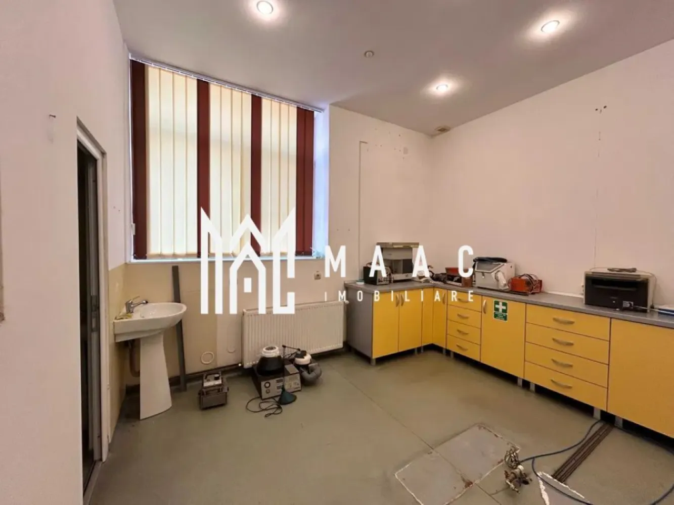 Spatiu I Pretabil Cabinet Stomatologic I Piata Cibin - Va propunem spre vanzare un spatiu cu schimbare de destinatie pretabil cabinet stomatologic situat la parterul unui imobil din zona Piata Cibin.

Spatiul a functionat ca si cabinet stomatologic.

Proprietatea cuprinde: hol intrare, sala de asteptare, grup sanitar, hol acces, cabinete medicale, grup sanitar, spatiu de depozitare.

Aferent: loc de parcare.

Accesul se face prin intrare proprie.

Disponibil imediat.

Zona cu potential economic, acces rapid la mijloace de transport, centrul orasului.

Pentru mai multe detalii, precizati telefonic ca ati vazut anuntul cu ID: CP2085852