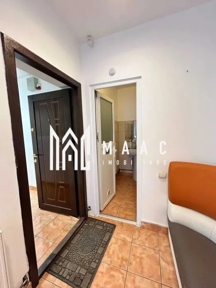 Spatiu I Pretabil Cabinet Stomatologic I Piata Cibin - Va propunem spre vanzare un spatiu cu schimbare de destinatie pretabil cabinet stomatologic situat la parterul unui imobil din zona Piata Cibin.

Spatiul a functionat ca si cabinet stomatologic.

Proprietatea cuprinde: hol intrare, sala de asteptare, grup sanitar, hol acces, cabinete medicale, grup sanitar, spatiu de depozitare.

Aferent: loc de parcare.

Accesul se face prin intrare proprie.

Disponibil imediat.

Zona cu potential economic, acces rapid la mijloace de transport, centrul orasului.

Pentru mai multe detalii, precizati telefonic ca ati vazut anuntul cu ID: CP2085852