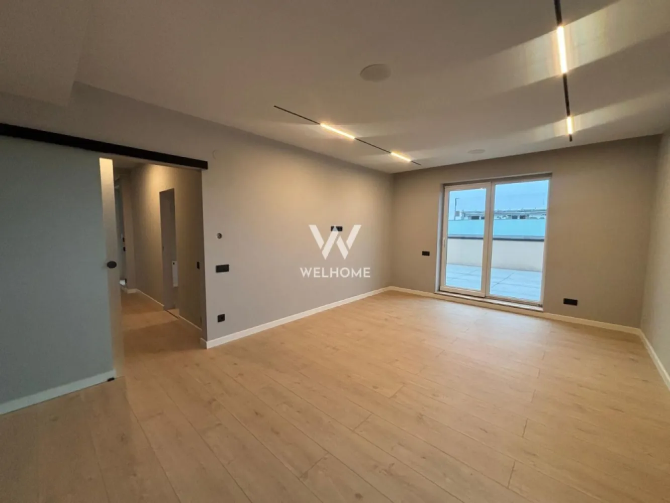 Penthouse cu 2 TERASE de 200 mp in SIBIU - Penthouse LA CHEIE cu terasa pe soare si vedere panoramica catre oras!
Locuinta luminoasa cu acces din zona de zi, de unde te poti bucura atat de rasarit cat si de apus.

Vine cu o suprafata utila: 91mp
iar cele 2 terase insumeaza 200mp.
Are o compartimentare utila: 
-Hol de acces care duce catre toate camerele dar din care se poate face si acces in terasa
-bucatarie
-baie
-camara, 
-doua dormitoare, 
-dressing,
-living cu iesire pe terasa
Terasa de pe primul nivel are 127 mp si ofera acces si pe cea de a doua terasa, la fel de generoasa, ambele cu vedere panoramica.

Stadiu de predare al locuintei este LA CHEIE INTERIOR/EXTERIOR cu materiale premium, prize si intrerupatoare Schneider, sistem audio cu boxe montate in tot apartamentul si instalatie de climatizare, lumini ambientale, usi, terase pregatite pentru jacuzzi/piscina.
Finisaje de calitate superioara.

Penthouse-ul este intabulat si te poti muta IMEDIAT.
Beneficiezi de 2 locuri de parcare incluse in pret, unul suprateran si unul subteran.

PRET: 260.000 euro (tva de 21% inclus)