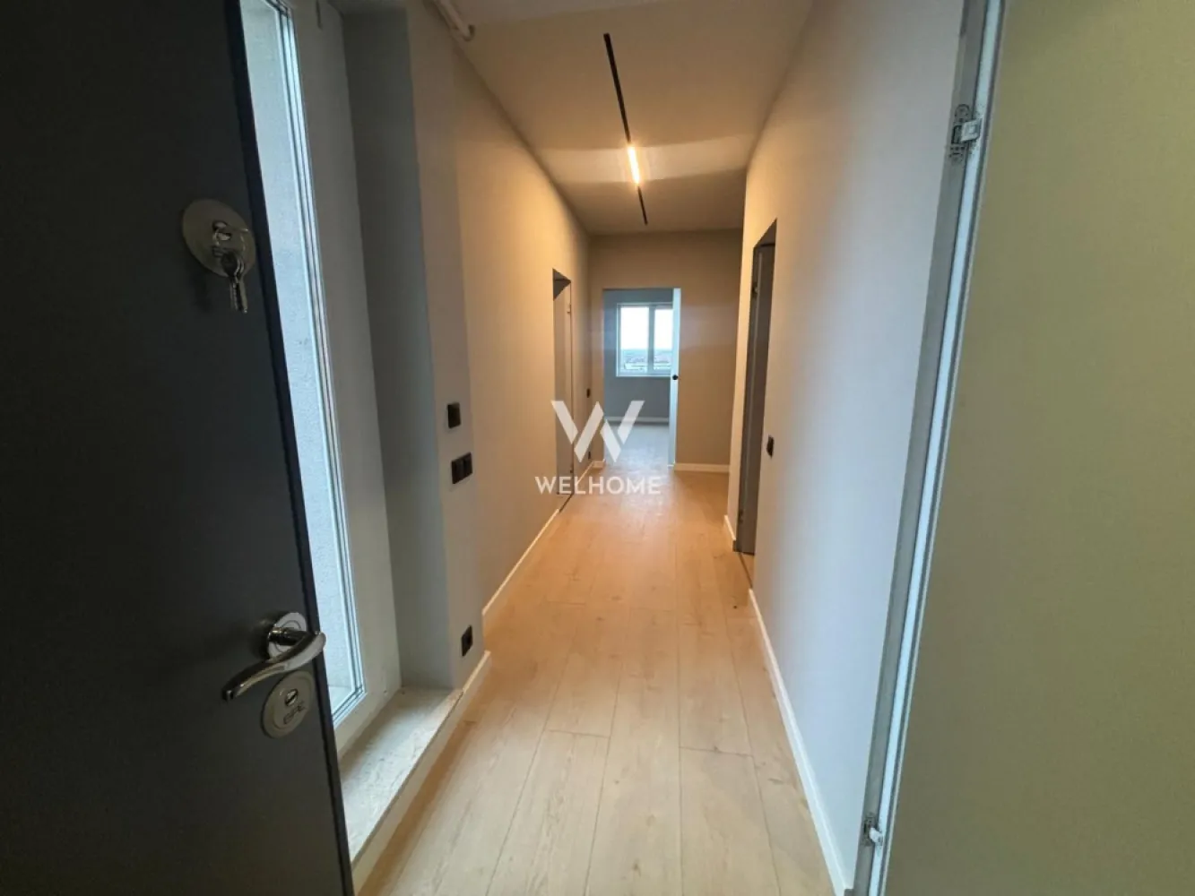 Penthouse cu 2 TERASE de 200 mp in SIBIU - Penthouse LA CHEIE cu terasa pe soare si vedere panoramica catre oras!
Locuinta luminoasa cu acces din zona de zi, de unde te poti bucura atat de rasarit cat si de apus.

Vine cu o suprafata utila: 91mp
iar cele 2 terase insumeaza 200mp.
Are o compartimentare utila: 
-Hol de acces care duce catre toate camerele dar din care se poate face si acces in terasa
-bucatarie
-baie
-camara, 
-doua dormitoare, 
-dressing,
-living cu iesire pe terasa
Terasa de pe primul nivel are 127 mp si ofera acces si pe cea de a doua terasa, la fel de generoasa, ambele cu vedere panoramica.

Stadiu de predare al locuintei este LA CHEIE INTERIOR/EXTERIOR cu materiale premium, prize si intrerupatoare Schneider, sistem audio cu boxe montate in tot apartamentul si instalatie de climatizare, lumini ambientale, usi, terase pregatite pentru jacuzzi/piscina.
Finisaje de calitate superioara.

Penthouse-ul este intabulat si te poti muta IMEDIAT.
Beneficiezi de 2 locuri de parcare incluse in pret, unul suprateran si unul subteran.

PRET: 260.000 euro (tva de 21% inclus)