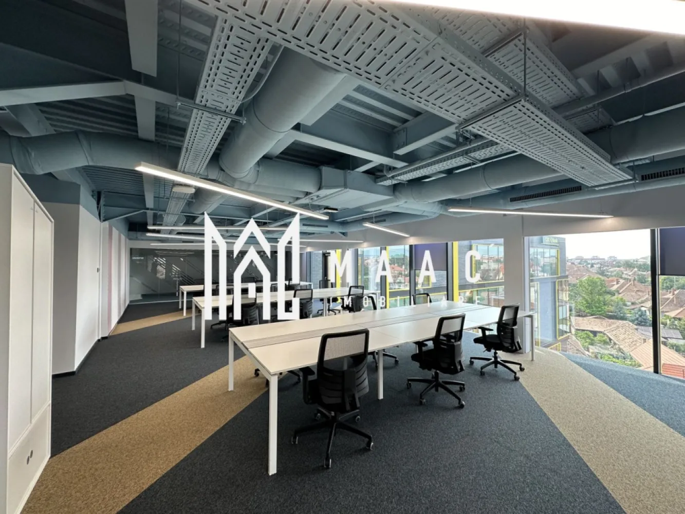 Spatiu de birouri | 1322mp | Parcari | Zona Centrala - MAAC Imobiliare oferă spre închiriere spatiu de birouri, finisat modern, cu toate utilitățile și facilitățile necesare, cu disponobilitate imediată, în zonă centrală.

Se poate desfășura orice activitate de birou, amplasamentul, dotările și facilitățile constituind un avantaj.

Spațiul este dotat cu mese de birou (unele reglabile pe înălțime), scaune ergonomice, vestiare, proiectoare, leduri, table, toate NOI și tot ce ține de activitatea unei companii multinaționale și nu numai. Clădirea are în componența ei săli de ședințe și cursuri, de meditație, de jocuri, cantină modernă, terasă la ultimul nivel și parcare privată suprvegheată, cu locuri aferente spațiilor.

Se închiriază etajul 3 și 5 al clădirii, de asemenea se poate opta spre închirierea pe părți a acestora, fiind delimitate cu geamuri de sticlă față de sălile de ședință.

Se închiriază pe minim 1 an.

Oferta cadru: 14 EUR/mp chirie + 4 EUR/mp service charge

Etaj 3, spatiu birouri: 660.50 mp +terasa: 257 mp
Etaj 5, spatiu birouri: 661.15 mp

Pentru mai multe detalii precizati telefonic ca ati vazut anuntul cu ID: CP2078245