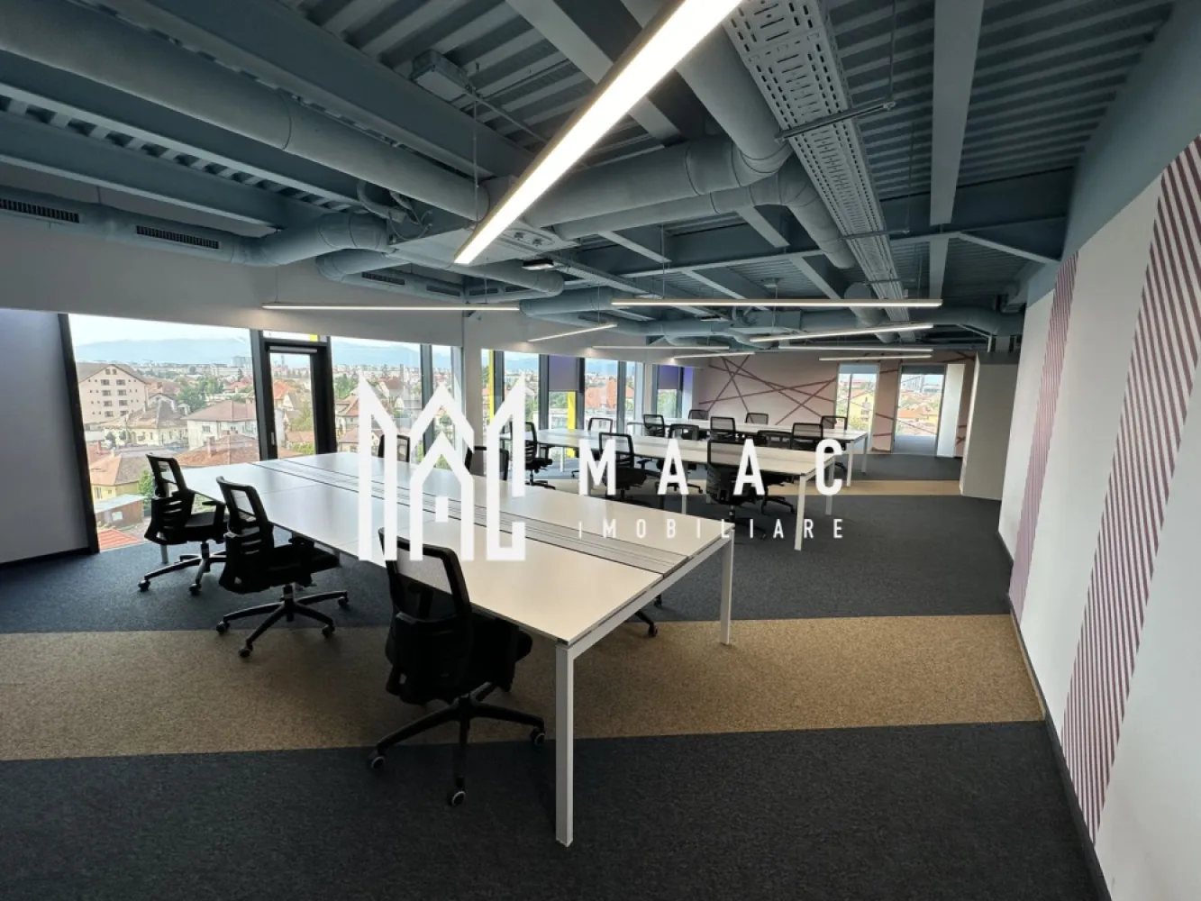 Spatiu de birouri | 1322mp | Parcari | Zona Centrala - MAAC Imobiliare oferă spre închiriere spatiu de birouri, finisat modern, cu toate utilitățile și facilitățile necesare, cu disponobilitate imediată, în zonă centrală.

Se poate desfășura orice activitate de birou, amplasamentul, dotările și facilitățile constituind un avantaj.

Spațiul este dotat cu mese de birou (unele reglabile pe înălțime), scaune ergonomice, vestiare, proiectoare, leduri, table, toate NOI și tot ce ține de activitatea unei companii multinaționale și nu numai. Clădirea are în componența ei săli de ședințe și cursuri, de meditație, de jocuri, cantină modernă, terasă la ultimul nivel și parcare privată suprvegheată, cu locuri aferente spațiilor.

Se închiriază etajul 3 și 5 al clădirii, de asemenea se poate opta spre închirierea pe părți a acestora, fiind delimitate cu geamuri de sticlă față de sălile de ședință.

Se închiriază pe minim 1 an.

Oferta cadru: 14 EUR/mp chirie + 4 EUR/mp service charge

Etaj 3, spatiu birouri: 660.50 mp +terasa: 257 mp
Etaj 5, spatiu birouri: 661.15 mp

Pentru mai multe detalii precizati telefonic ca ati vazut anuntul cu ID: CP2078245