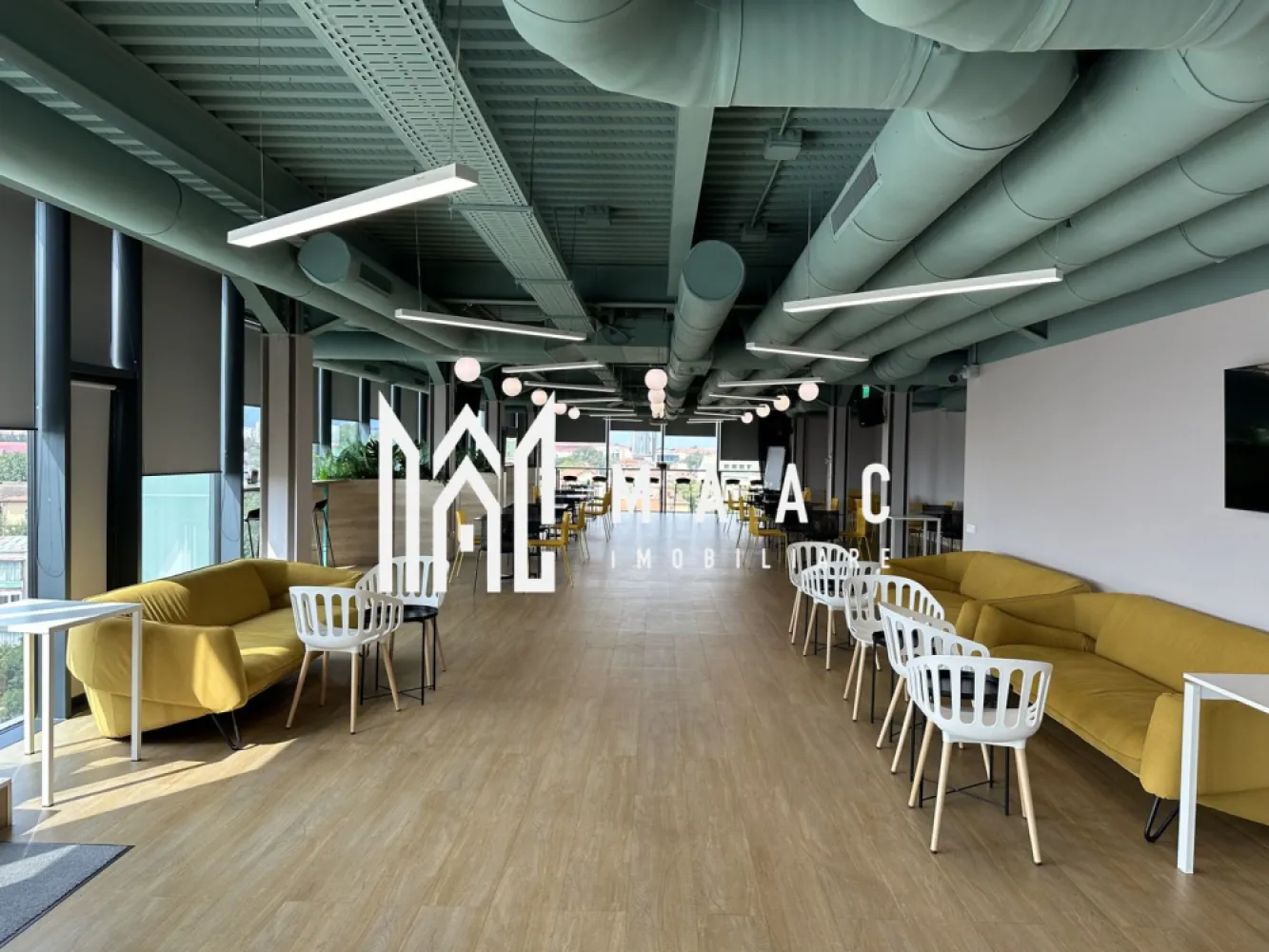 Spatiu de birouri | 1322mp | Parcari | Zona Centrala - MAAC Imobiliare oferă spre închiriere spatiu de birouri, finisat modern, cu toate utilitățile și facilitățile necesare, cu disponobilitate imediată, în zonă centrală.

Se poate desfășura orice activitate de birou, amplasamentul, dotările și facilitățile constituind un avantaj.

Spațiul este dotat cu mese de birou (unele reglabile pe înălțime), scaune ergonomice, vestiare, proiectoare, leduri, table, toate NOI și tot ce ține de activitatea unei companii multinaționale și nu numai. Clădirea are în componența ei săli de ședințe și cursuri, de meditație, de jocuri, cantină modernă, terasă la ultimul nivel și parcare privată suprvegheată, cu locuri aferente spațiilor.

Se închiriază etajul 3 și 5 al clădirii, de asemenea se poate opta spre închirierea pe părți a acestora, fiind delimitate cu geamuri de sticlă față de sălile de ședință.

Se închiriază pe minim 1 an.

Oferta cadru: 14 EUR/mp chirie + 4 EUR/mp service charge

Etaj 3, spatiu birouri: 660.50 mp +terasa: 257 mp
Etaj 5, spatiu birouri: 661.15 mp

Pentru mai multe detalii precizati telefonic ca ati vazut anuntul cu ID: CP2078245